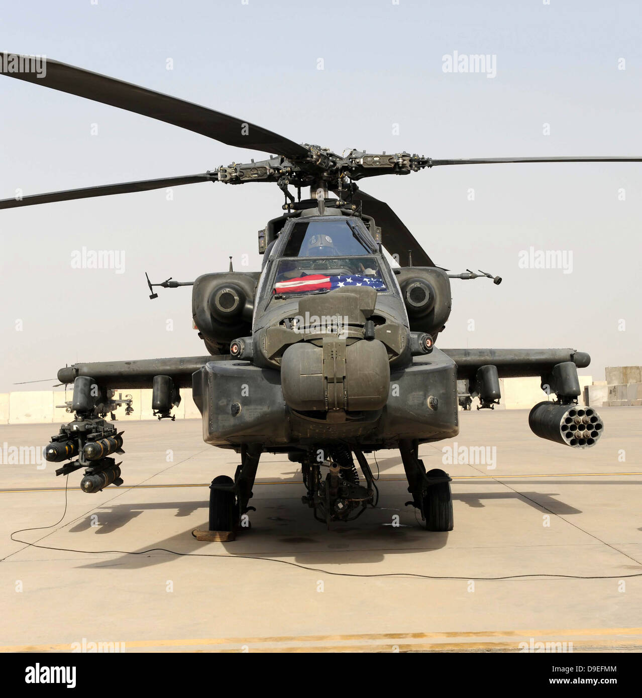 Vista frontal de un AH-64D Apache el arco. Foto de stock