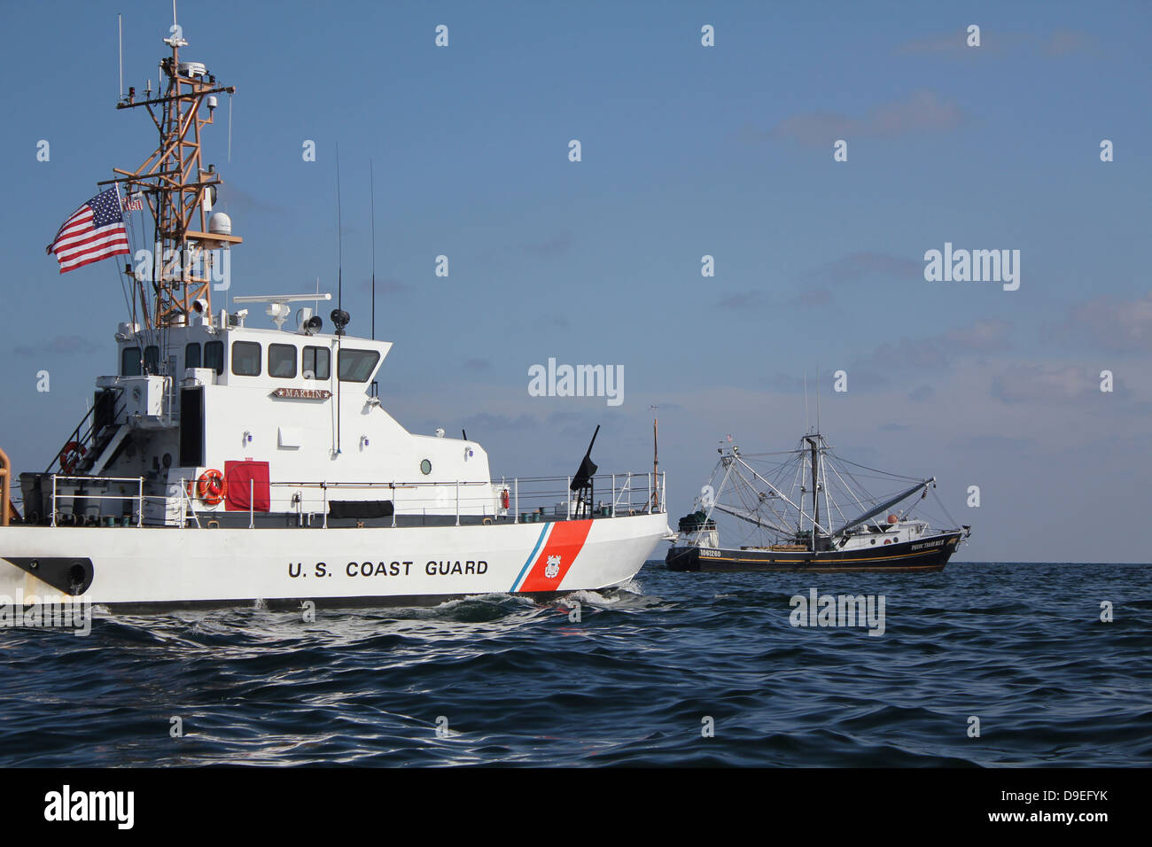 Cortador de la Guardia Costera estadounidense Marlin patrulla las aguas al sur de la Bahía de Pensacola. Foto de stock