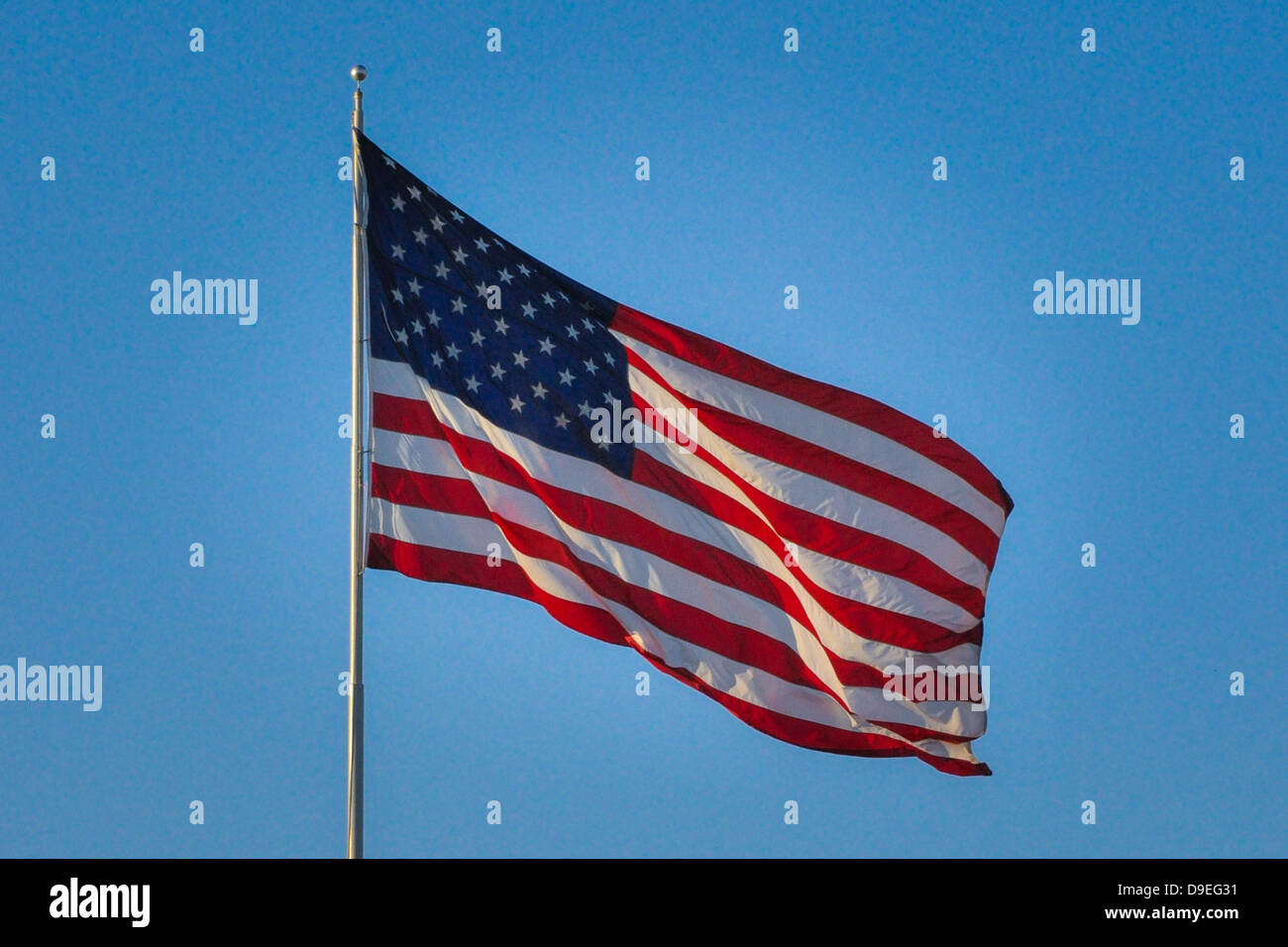 Bandera Americana soplando en el viento Foto de stock