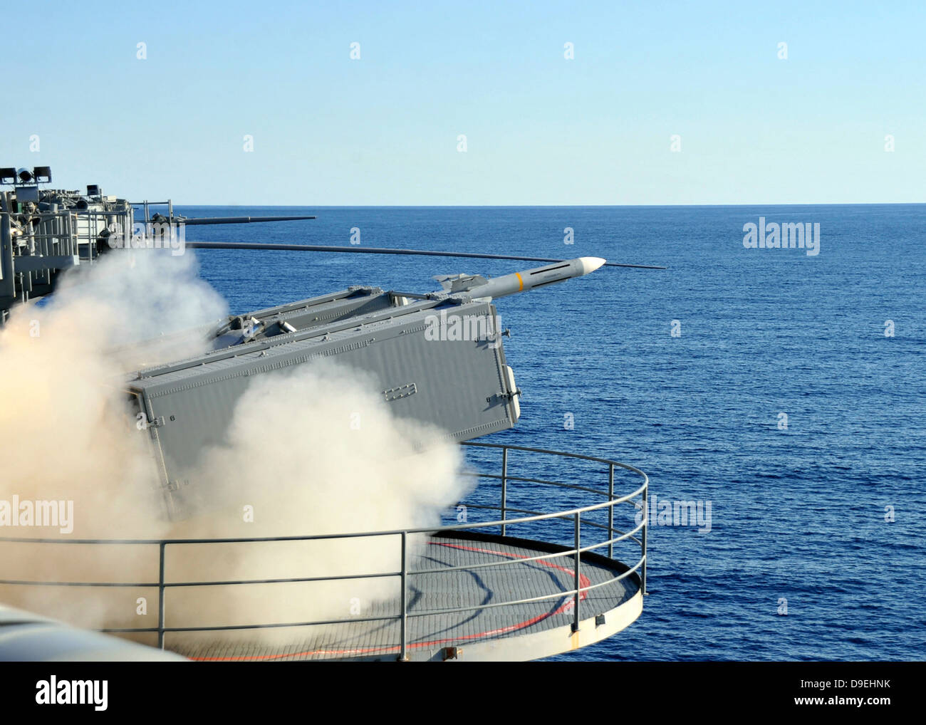 Un RIM-7 Sea Sparrow es lanzado desde un Mk-57 a bordo del portaaviones USS Enterprise. Foto de stock