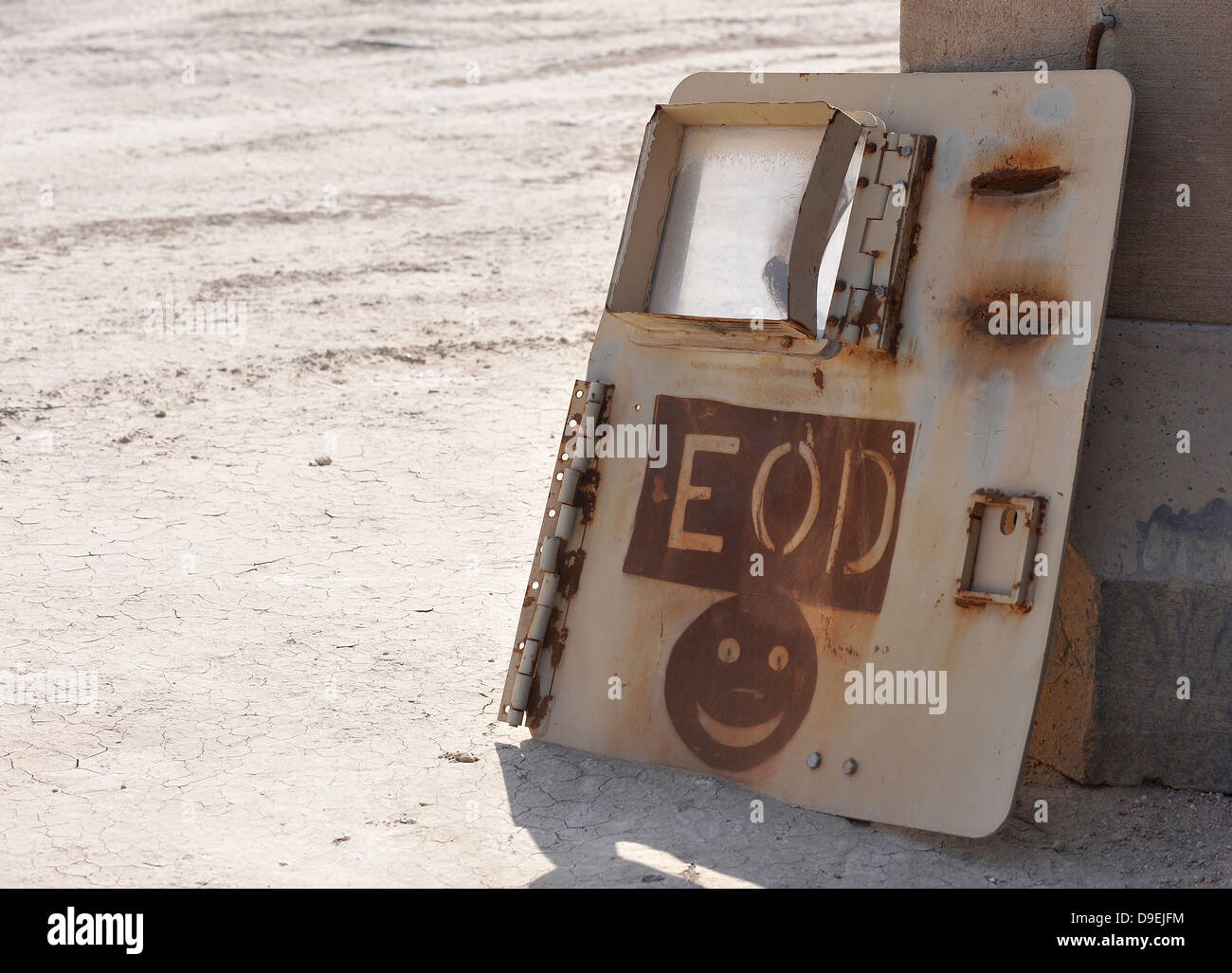 Un logotipo de eliminación de artefactos explosivos está pintado sobre una antigua puerta del vehículo en uno de los rangos en la Base Aérea Ali, Iraq. Foto de stock