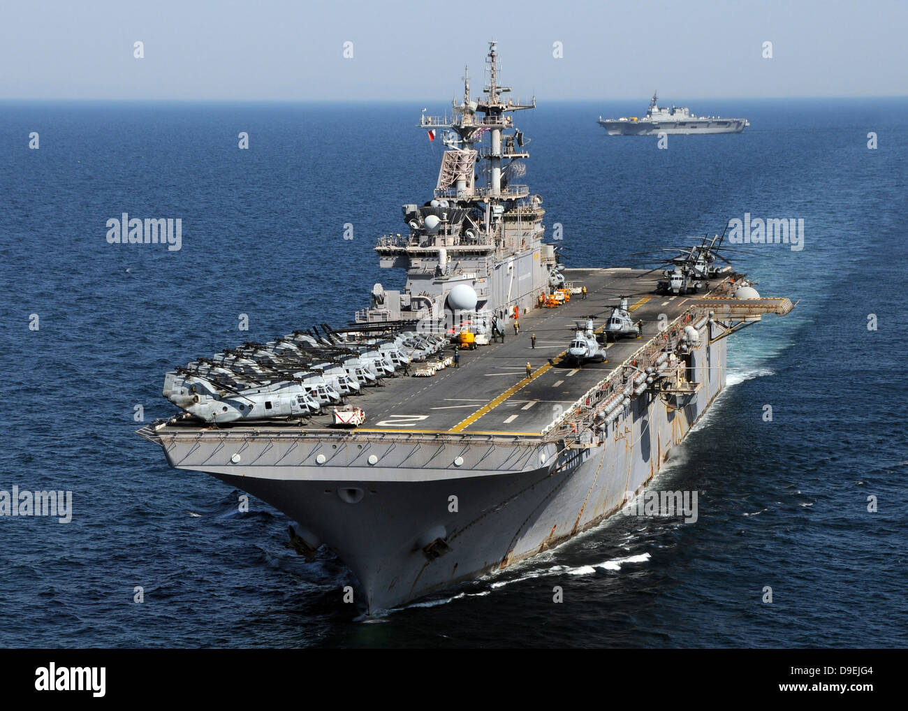 USS Essex transita frente a las costas del noreste de Japón. Foto de stock