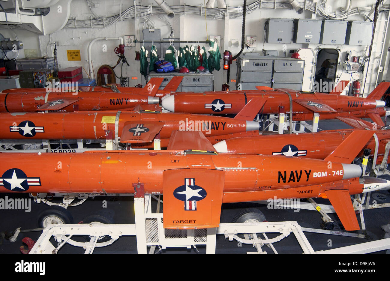 BQM-74E Chukar target drones estibado a bordo del USS Cushing bahía  colgador Fotografía de stock - Alamy