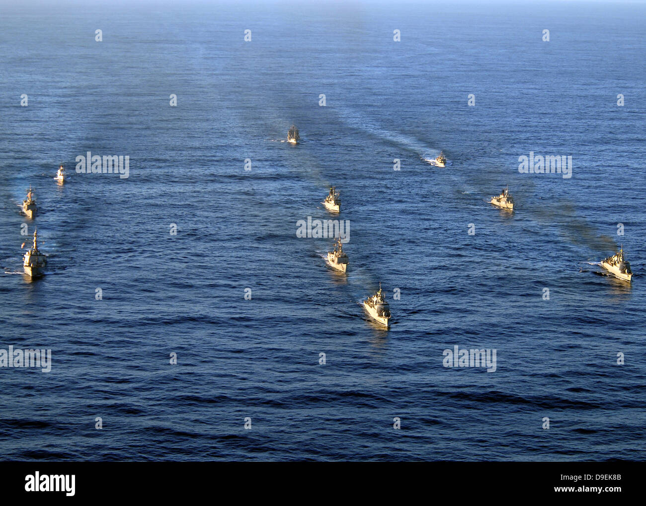 Vista aérea de los buques en formación durante UNITAS 52 en el Océano Atlántico. Foto de stock