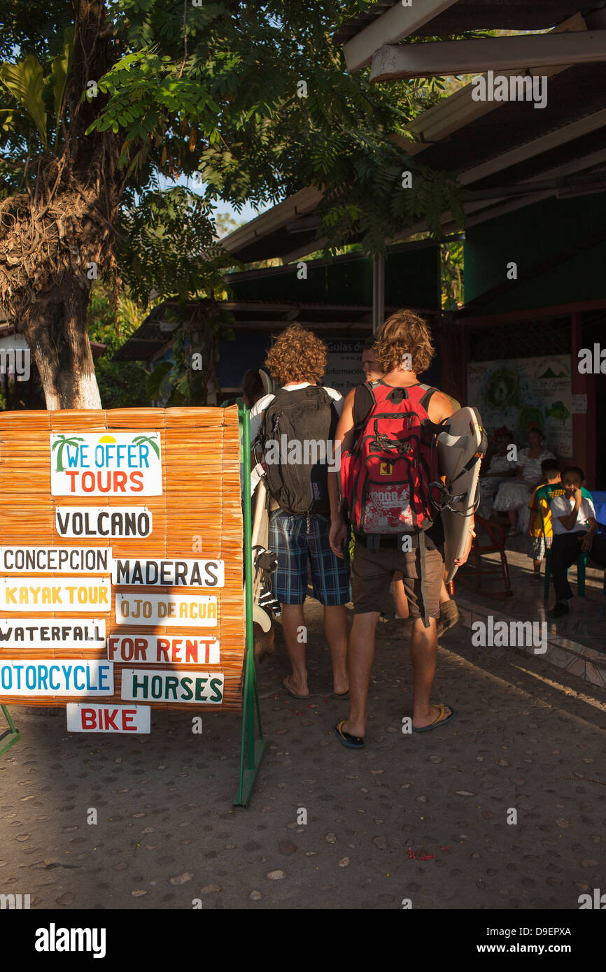 Un grupo de surf de mochilero de los viajeros llegan en Moyogalpa en Ometepe en el centro de Lago de Nicaragua Foto de stock