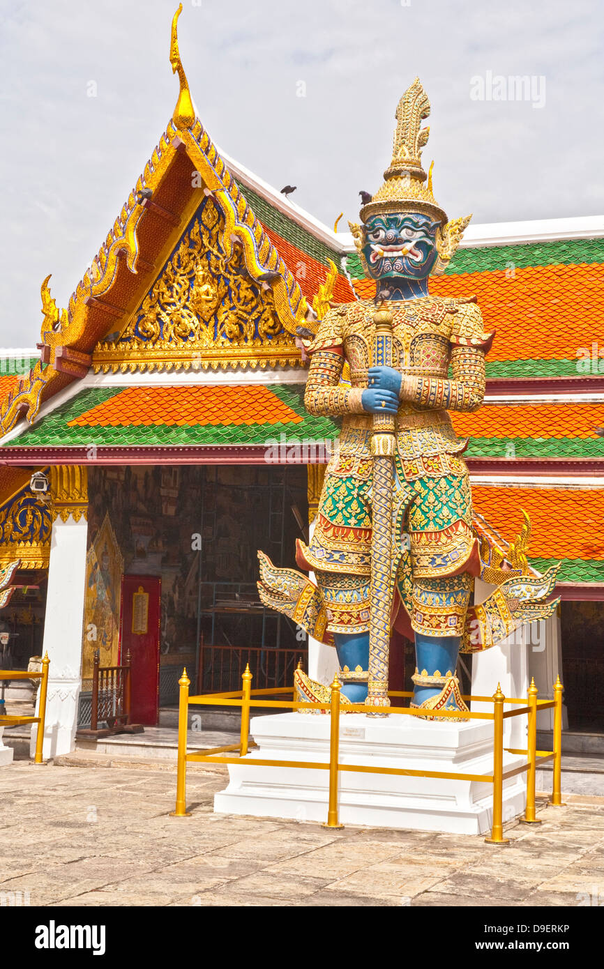 Un Yaksha, un demonio mitológico tailandés, en el complejo de templos Wat Phra Kaew en Bangkok, Tailandia. Foto de stock