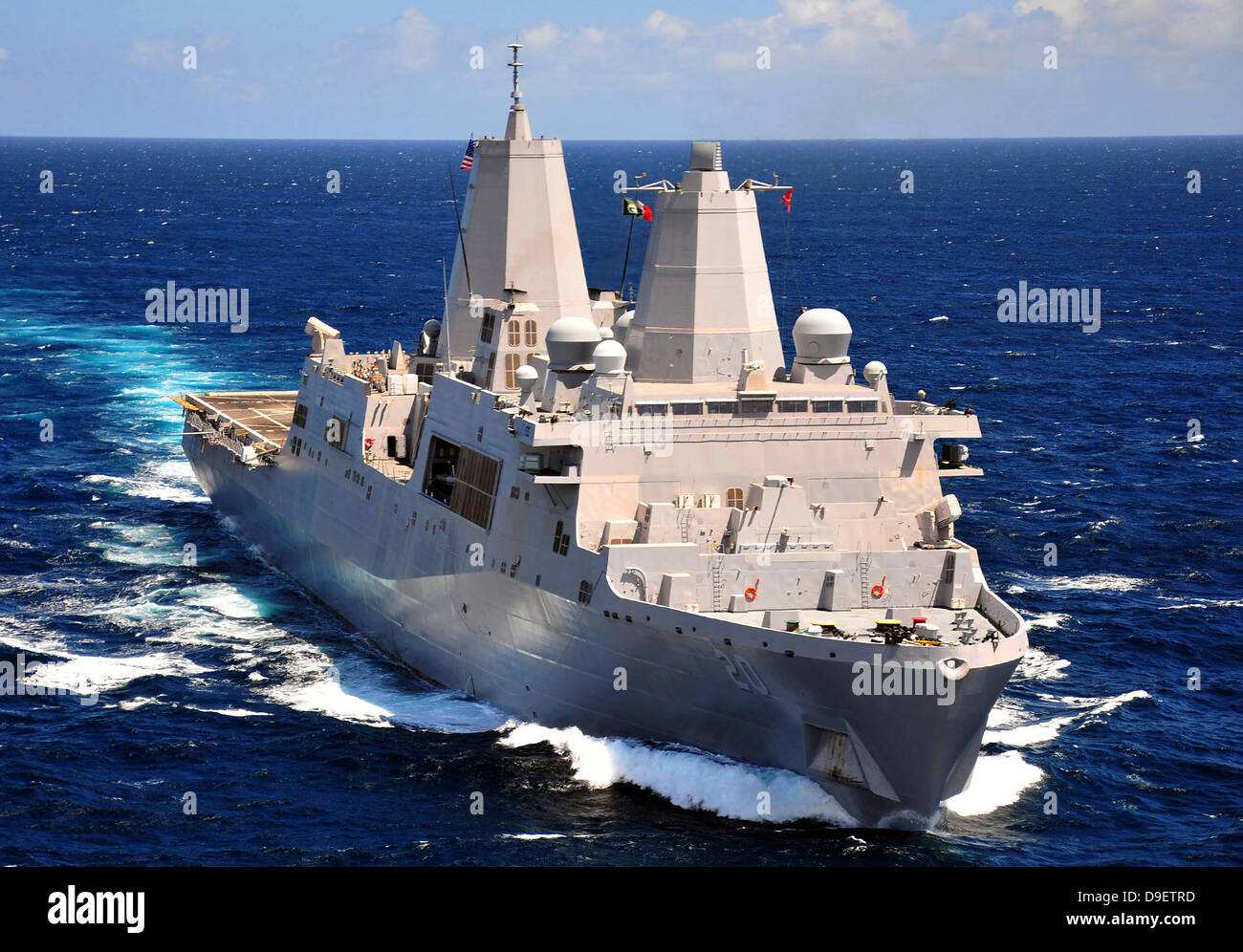 Agosto 18, 2011 - El dock buque anfibio de transporte USS Green Bay (LPD 20) transita por el Océano Índico. Foto de stock