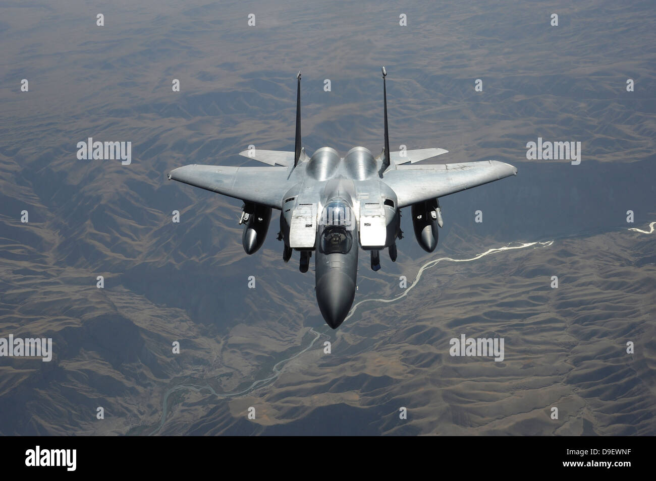 Julio 30, 2011 - Un F-15E Strike Eagle vuela vele sobre los cielos de Afganistán. Foto de stock