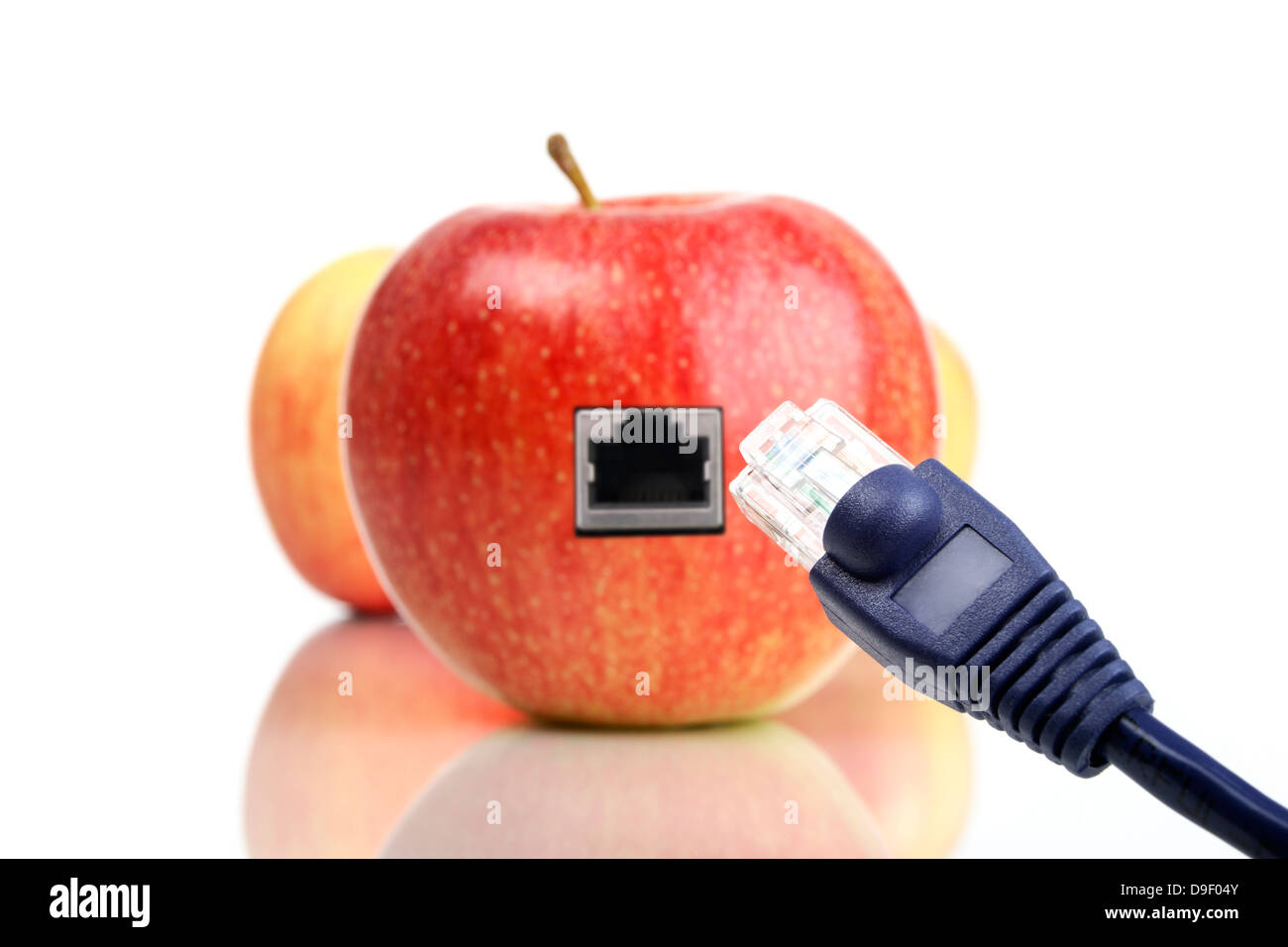 Apple con conexión de red y el cable de red de Apple con una conexión y el cable de red. Foto de stock