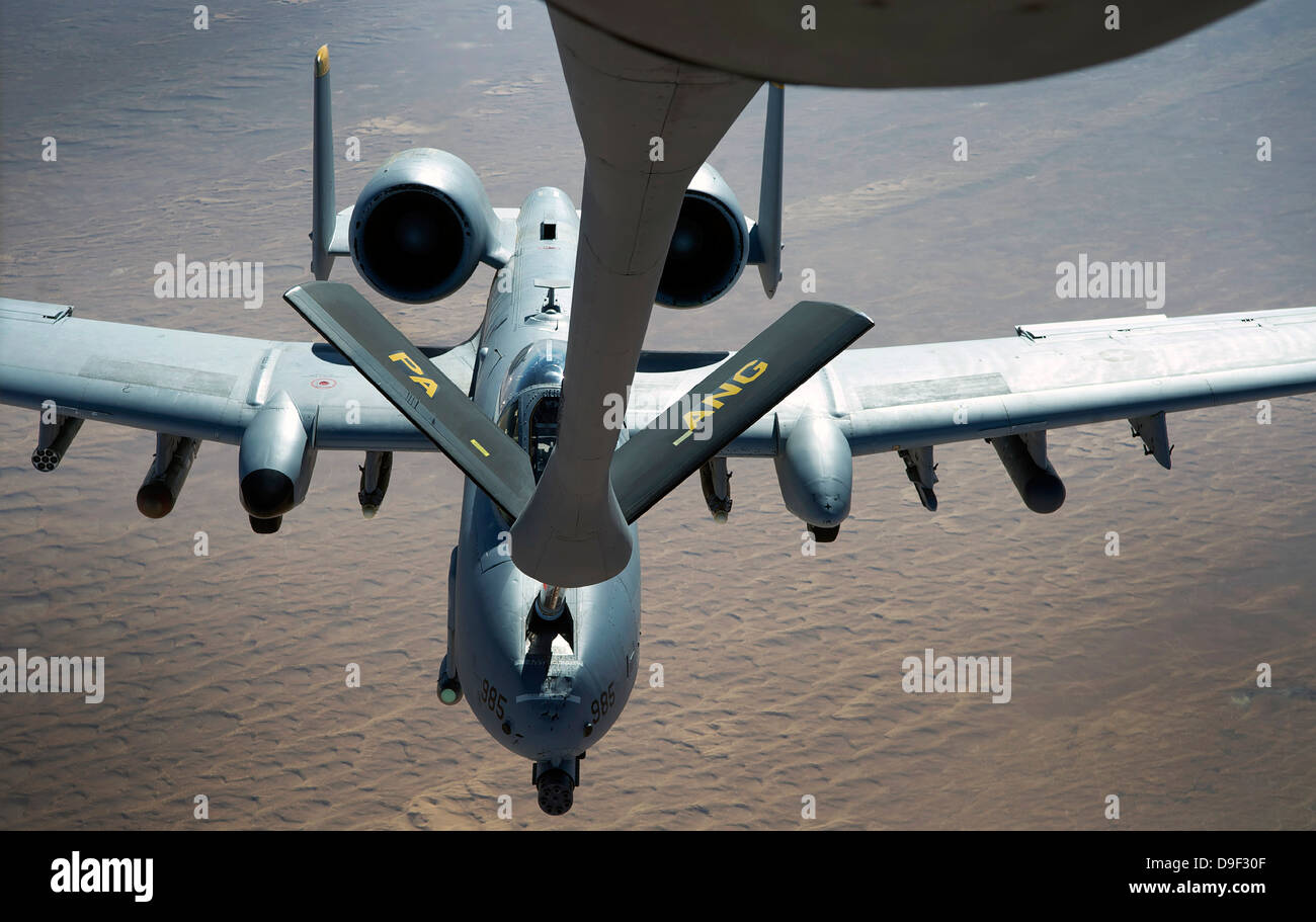 Enero 28, 2012 - Un operador pluma refuels un A-10 Thunderbolt II. Foto de stock