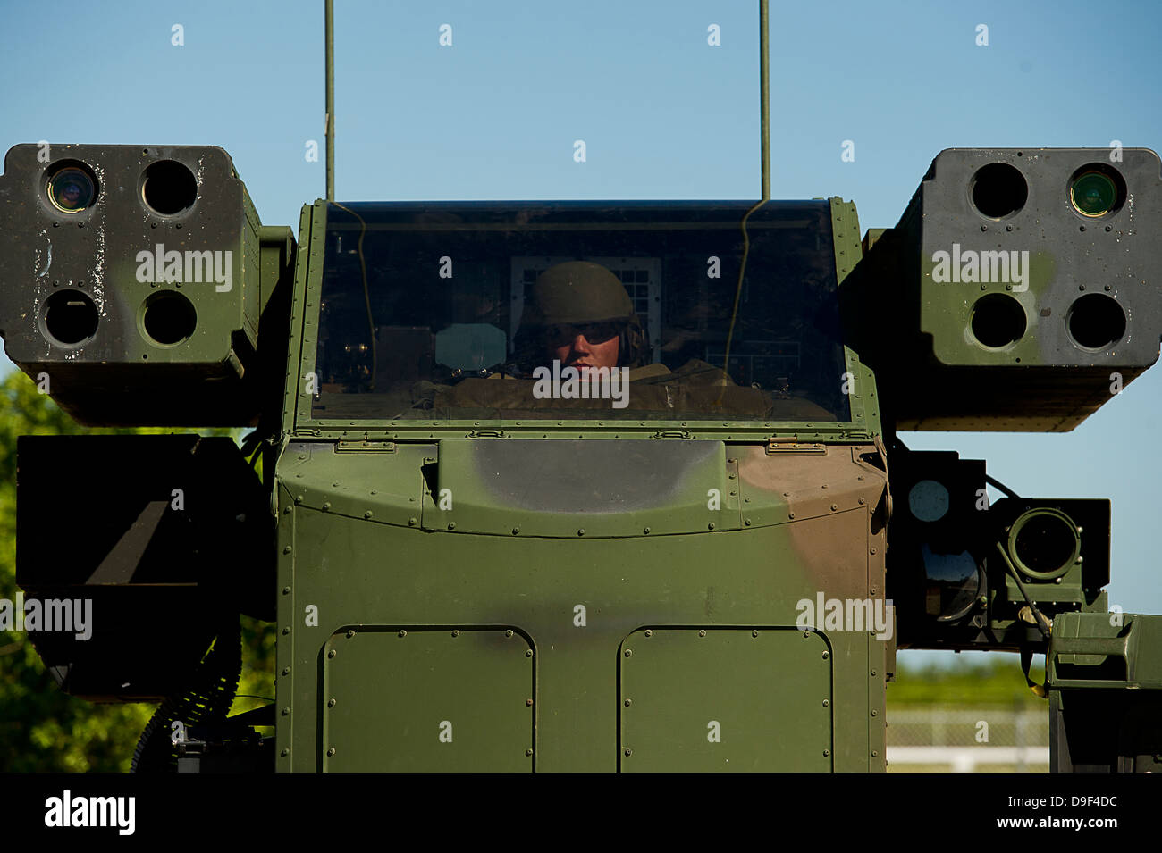 El especialista del ejército estadounidense opera un sistema de misiles del vengador. Foto de stock