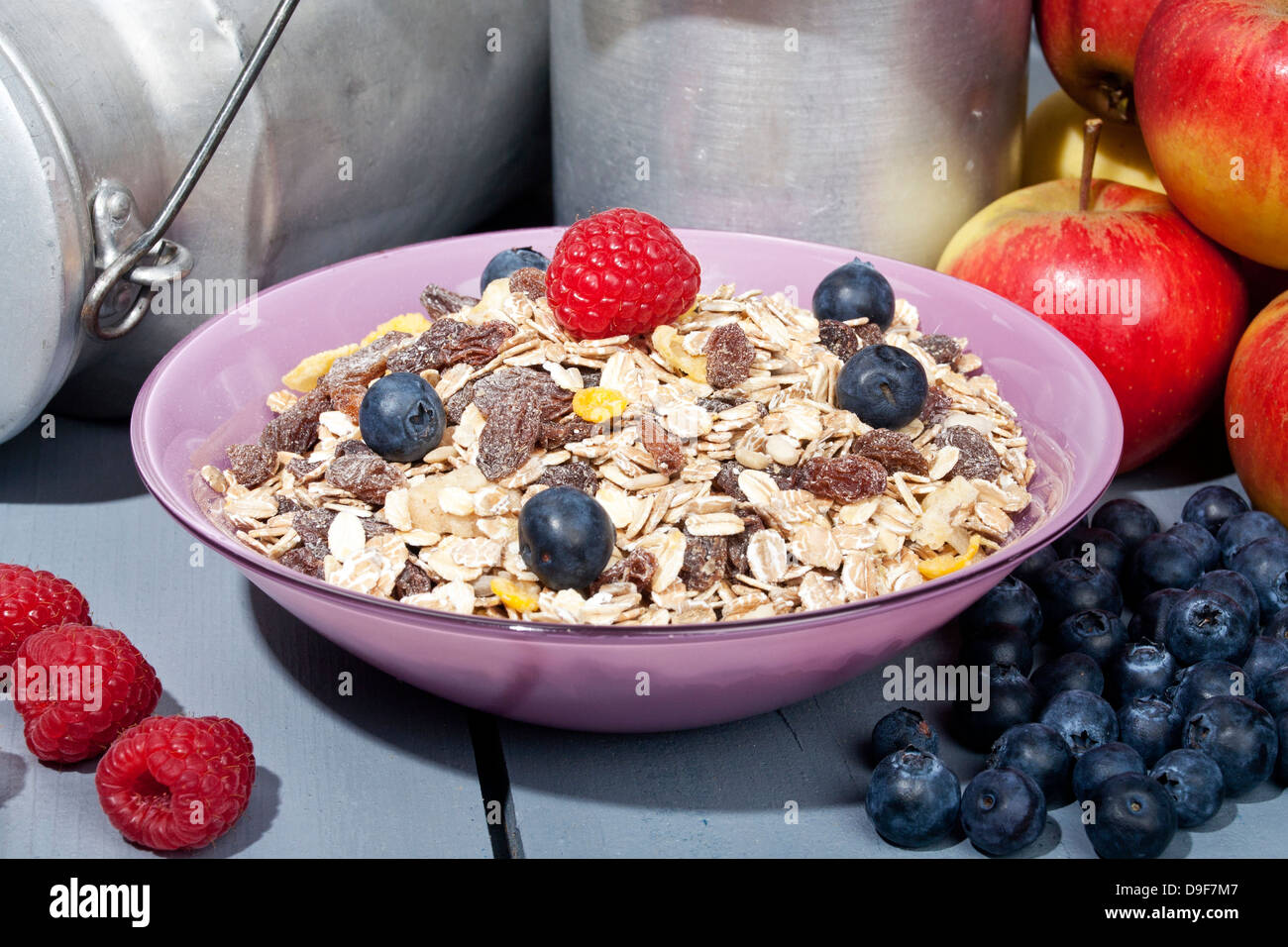 Postre tazón de cereales y frutas, compota tazón de cereales y frutas Foto de stock