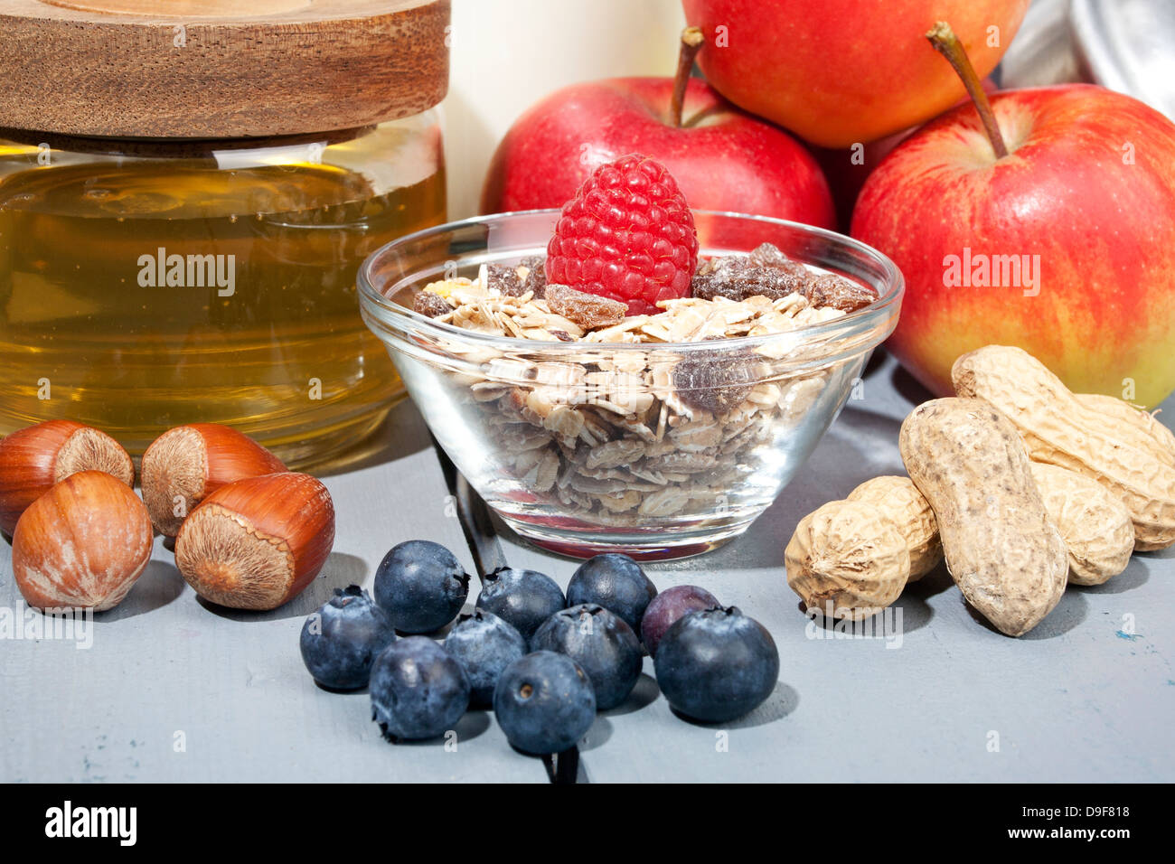 Cereales con frutas, miel y frutos secos, cereales con frutas, miel y frutos secos Foto de stock