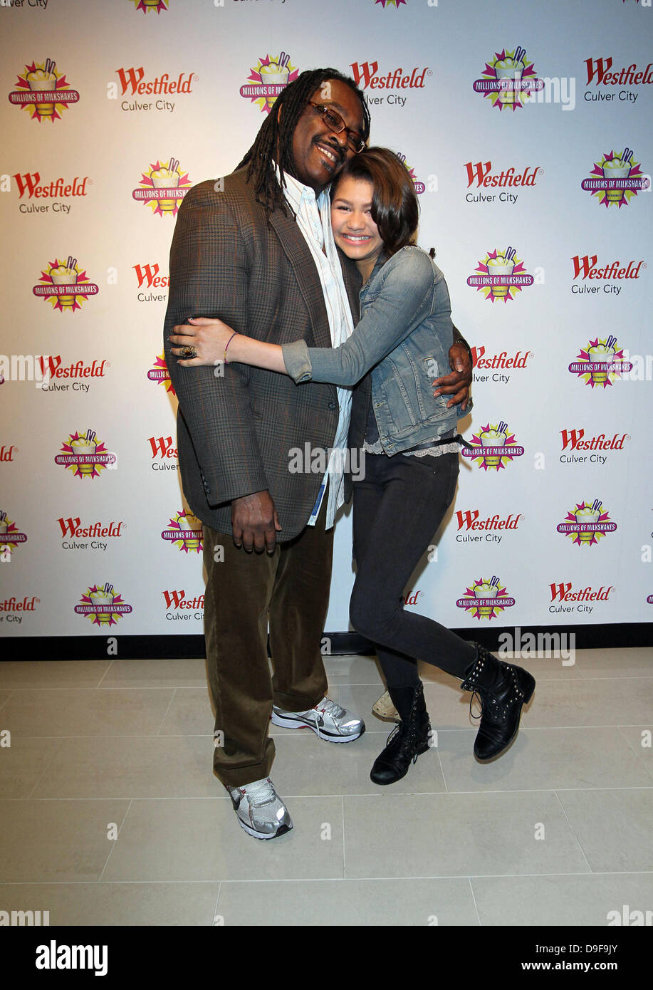 Zendaya Coleman posa con su padre, Kazembe Coleman la estrella de Disney  Channel la nueva serie hit 'sacudida!' hace su firma agitar a millones de  batidos en Westfield Culver City Mall. PETA