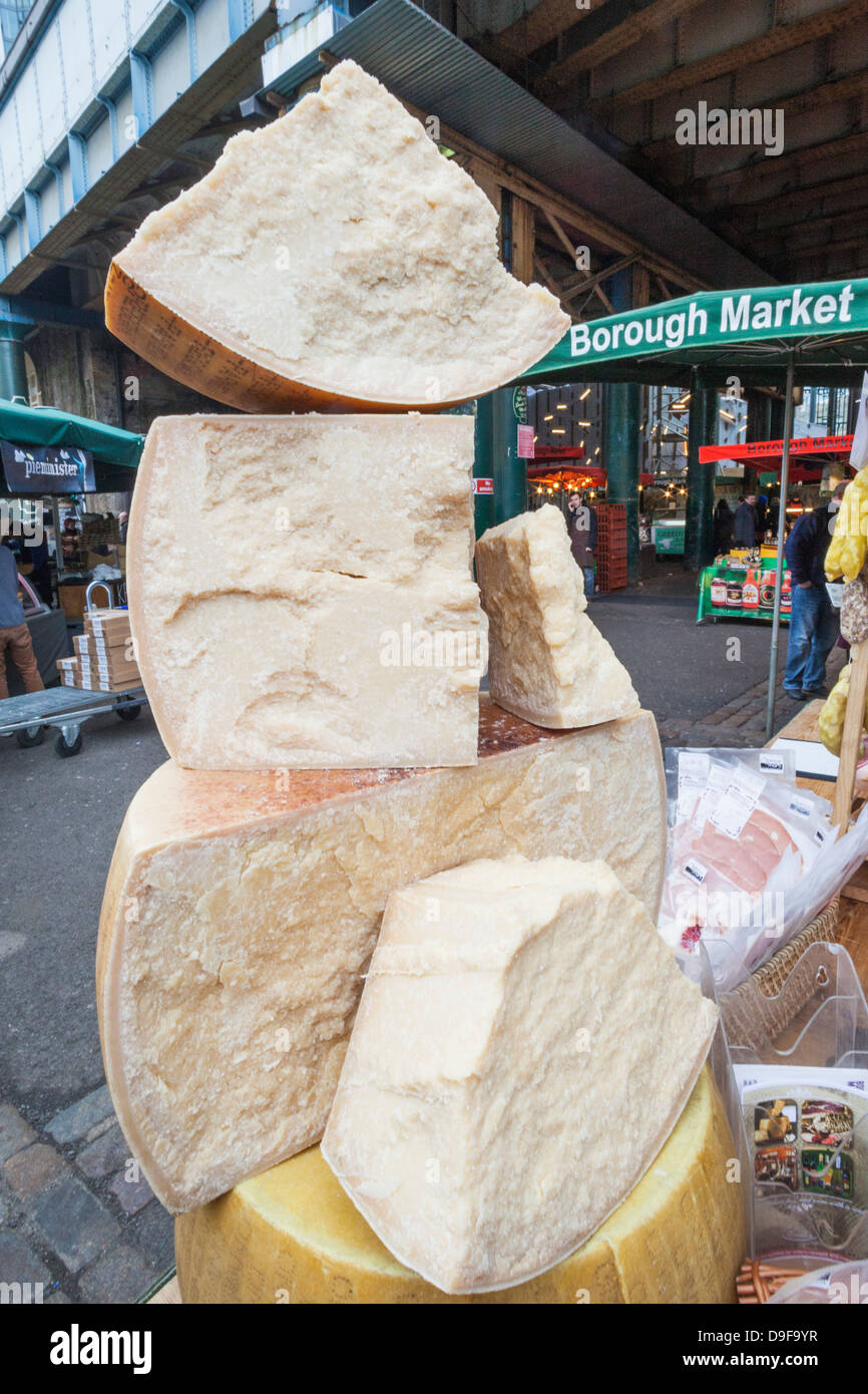 Inglaterra, Londres, Southwark, Borough Market, queso parmesano Foto de stock