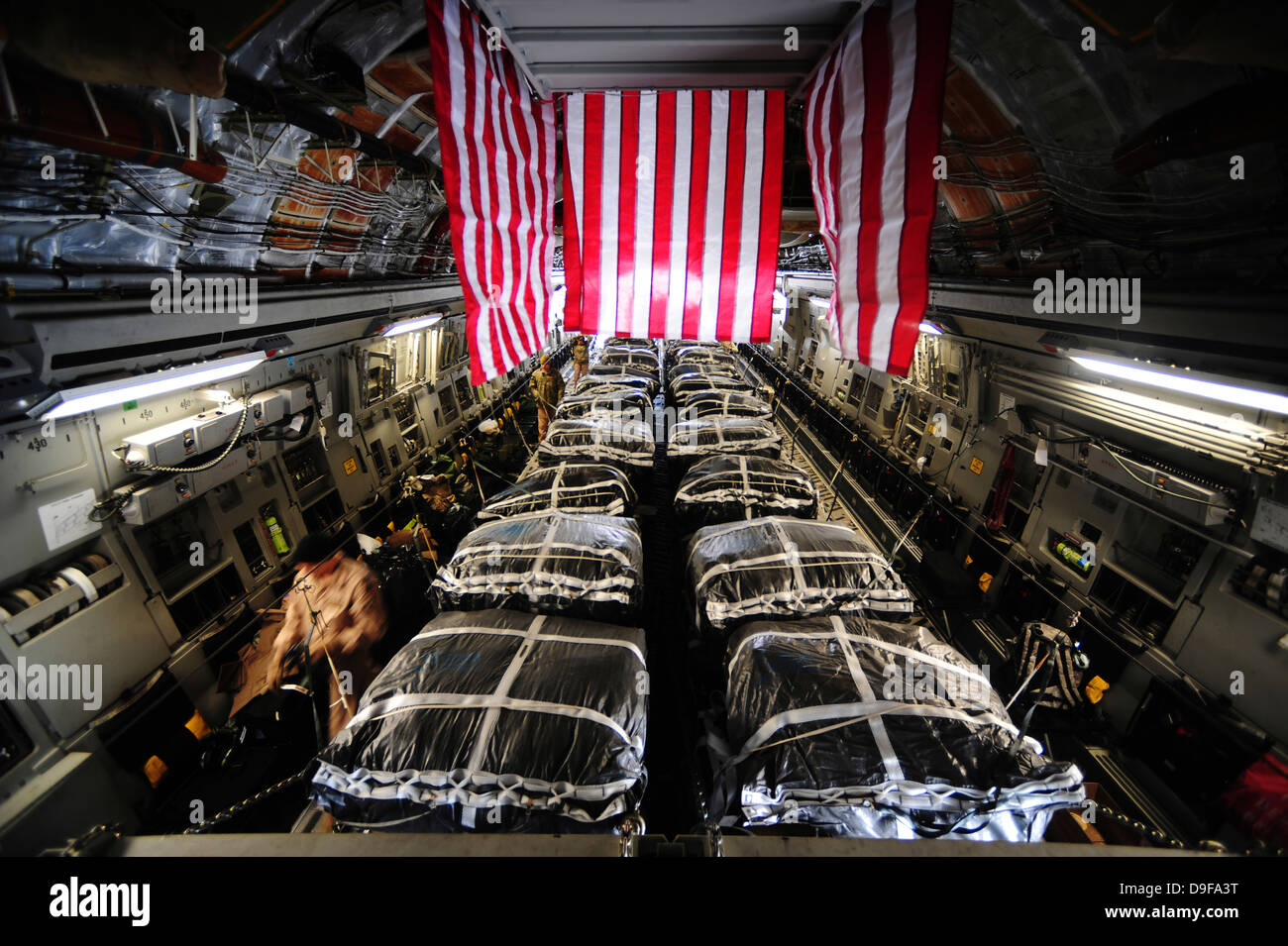 Palets de carga dentro de un C-17 Globemaster III, antes de la realización de las operaciones de entrega de aire a lo largo de Afganistán. Foto de stock