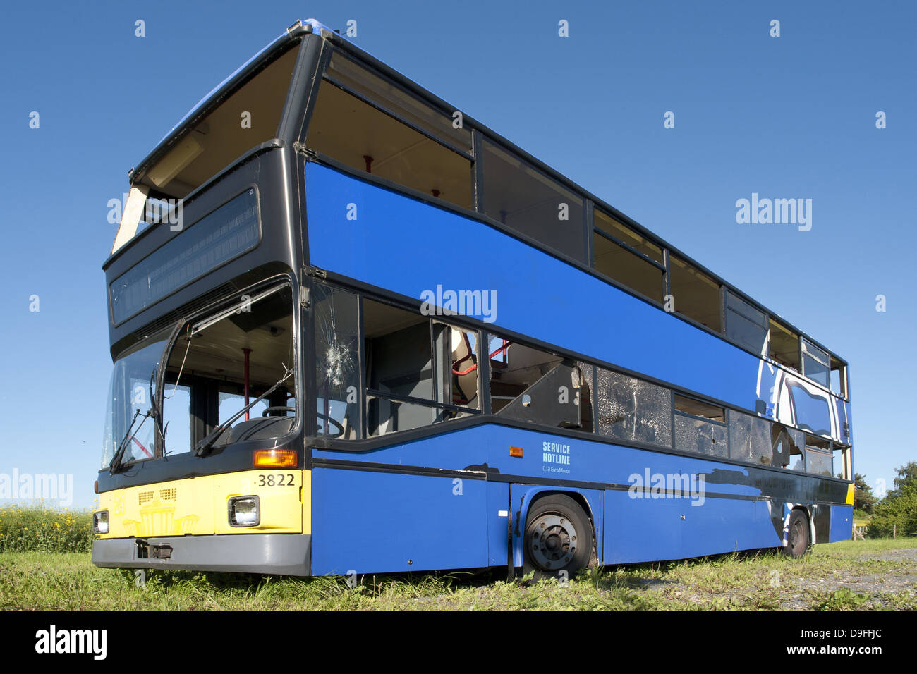 Beschaedigter Doppeldeccurbus auf einem Parkplatz |dañado autobús de dos pisos en un lote de estacionamiento| Foto de stock