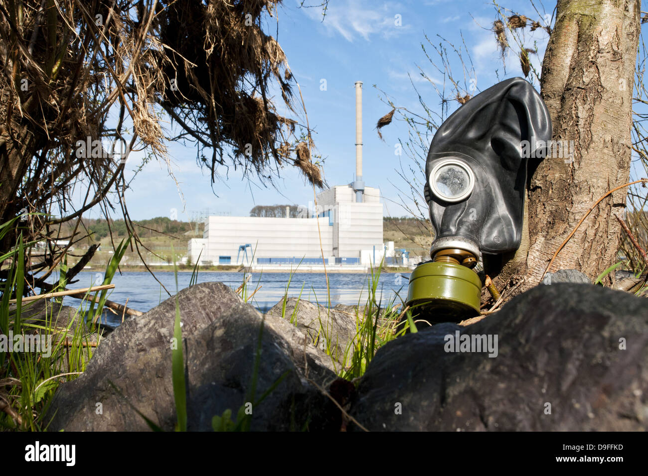 Una antigua máscara de gas con la planta de energía nuclear Kruemmel en el fondo Foto de stock