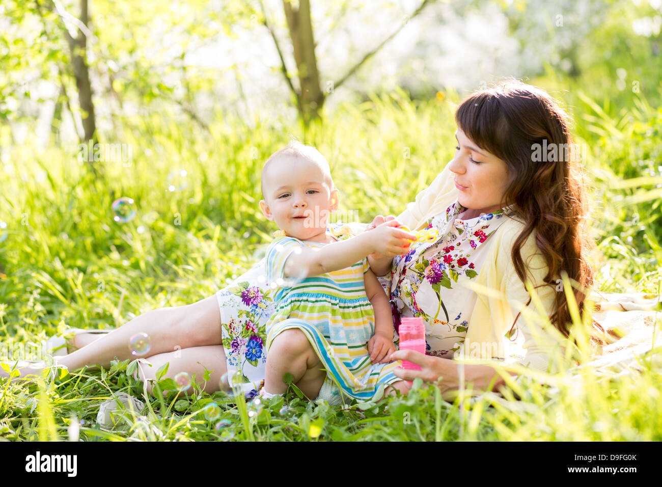 La madre y el bebé niña divirtiéndose al aire libre Foto de stock