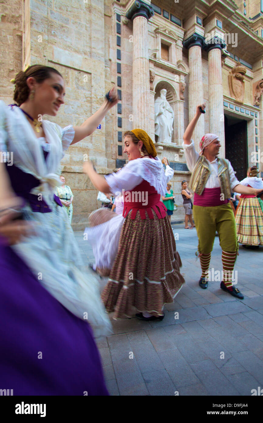 Danzas tradicionales fuera del siglo XIII la Iglesia y Convento del Carmen,  Valencia, España Fotografía de stock - Alamy