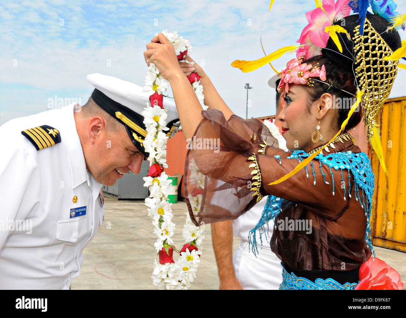 El capitán de la Marina estadounidense se Pennington, comandante de la séptima Flota buque insignia USS Blue Ridge es recibido con una guirnalda de flores tradicionales después de llegar a un puerto visita el 14 de junio de 2013 en Yakarta, Indonesia. Foto de stock