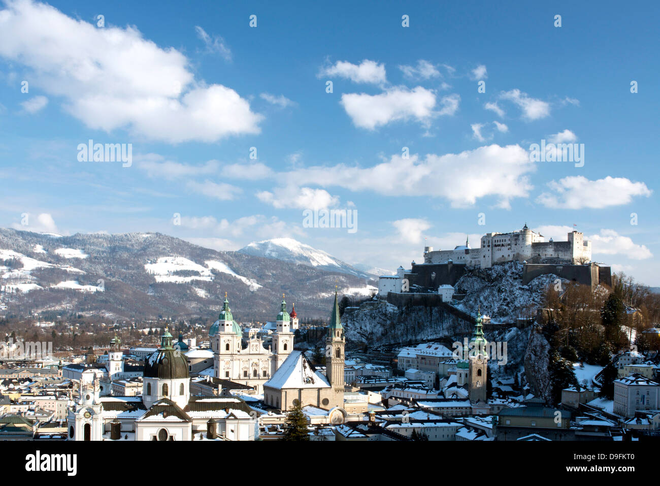 El Altstadt skyline incluyendo la catedral de Salzburgo, Franziskaner Kirche y detrás de la Fortaleza de Hohensalzburg, Salzburgo, Austria Foto de stock