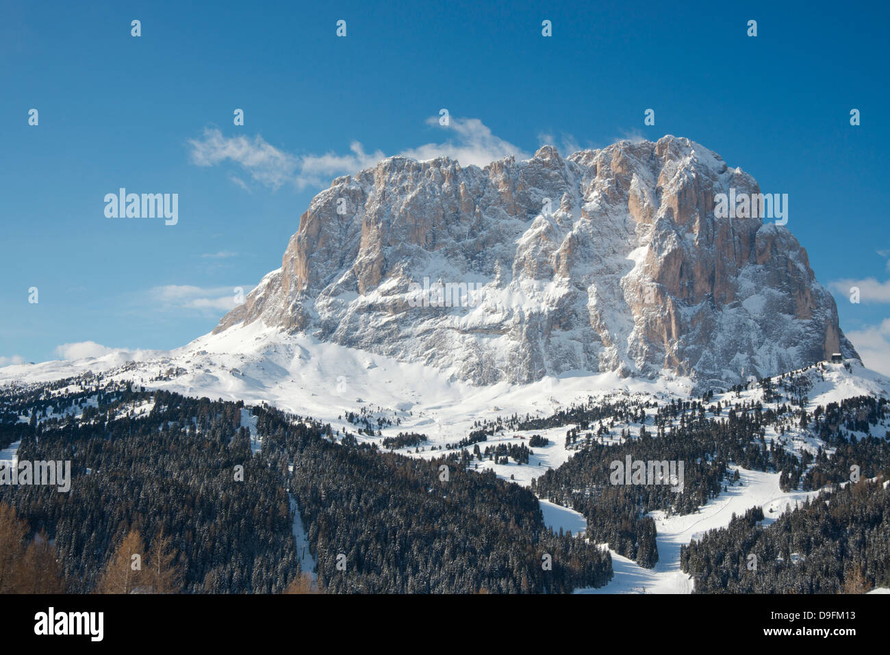 Vista invernal del Sassolungo Mountain en los Dolomitas en Tirol del Sur, Italia Foto de stock
