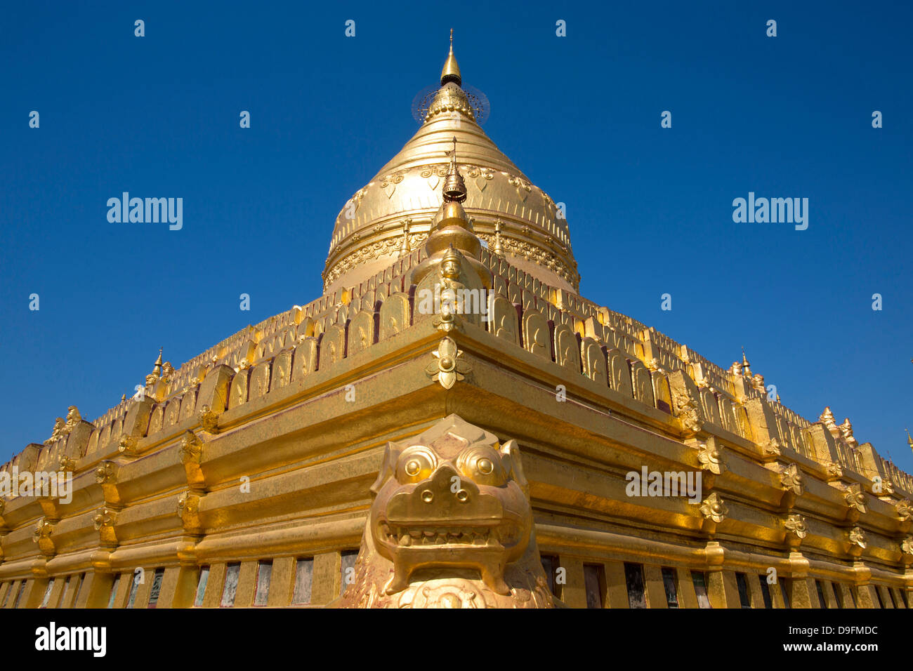 Shwezigon Paya, Nyaung U, Bagan, Myanmar (Birmania) Foto de stock