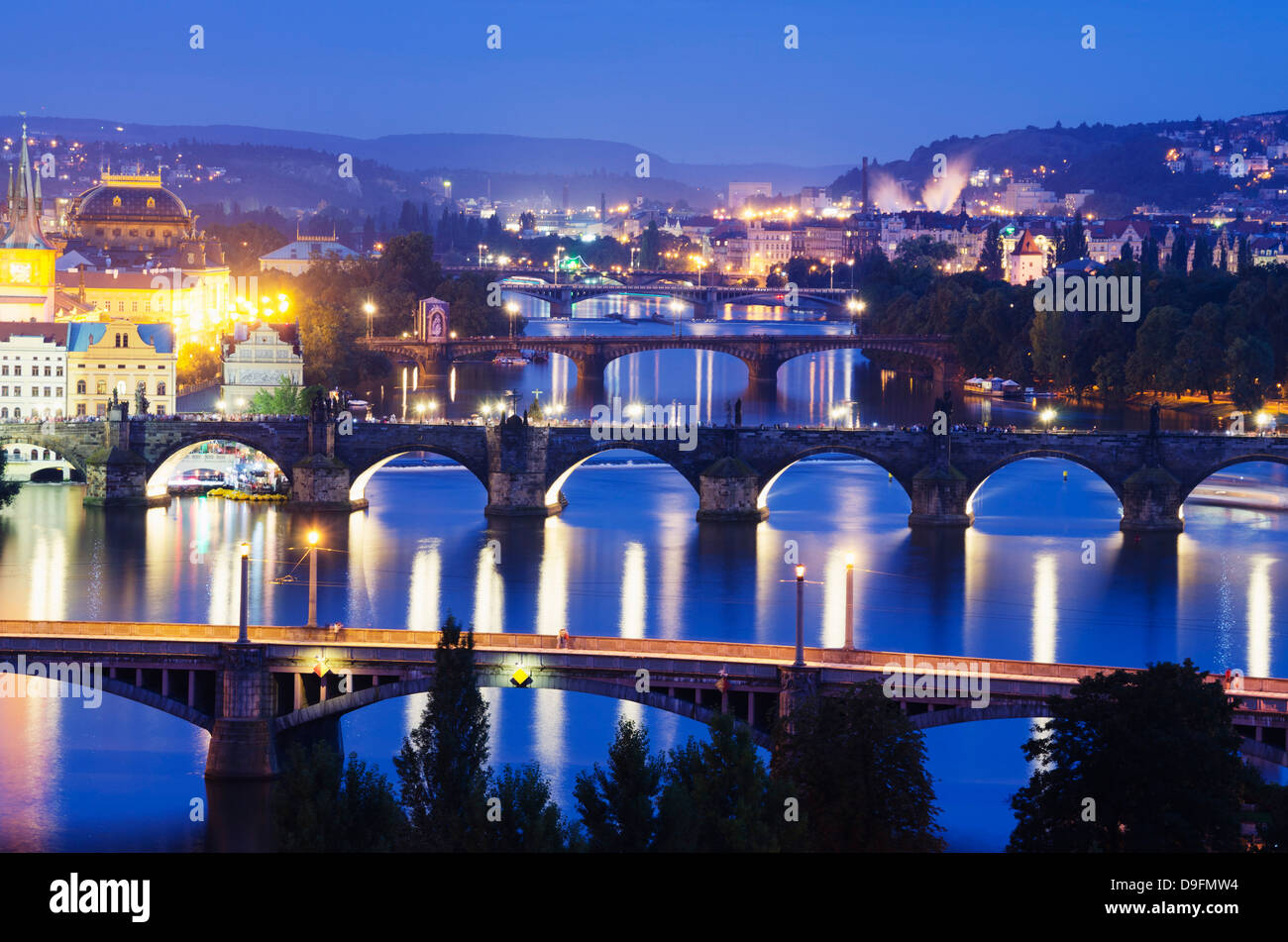 Los puentes sobre el río Moldava, Sitio del Patrimonio Mundial de la UNESCO, Praga, República Checa Foto de stock