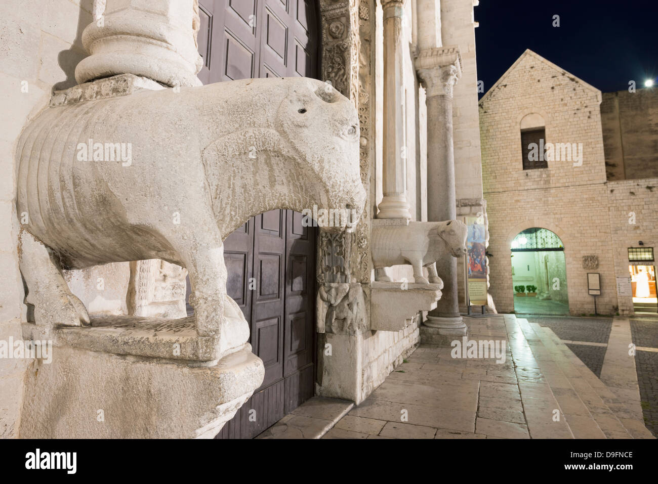 Esculturas en la Basílica de San Nicola, Bari, Puglia, Italia Foto de stock