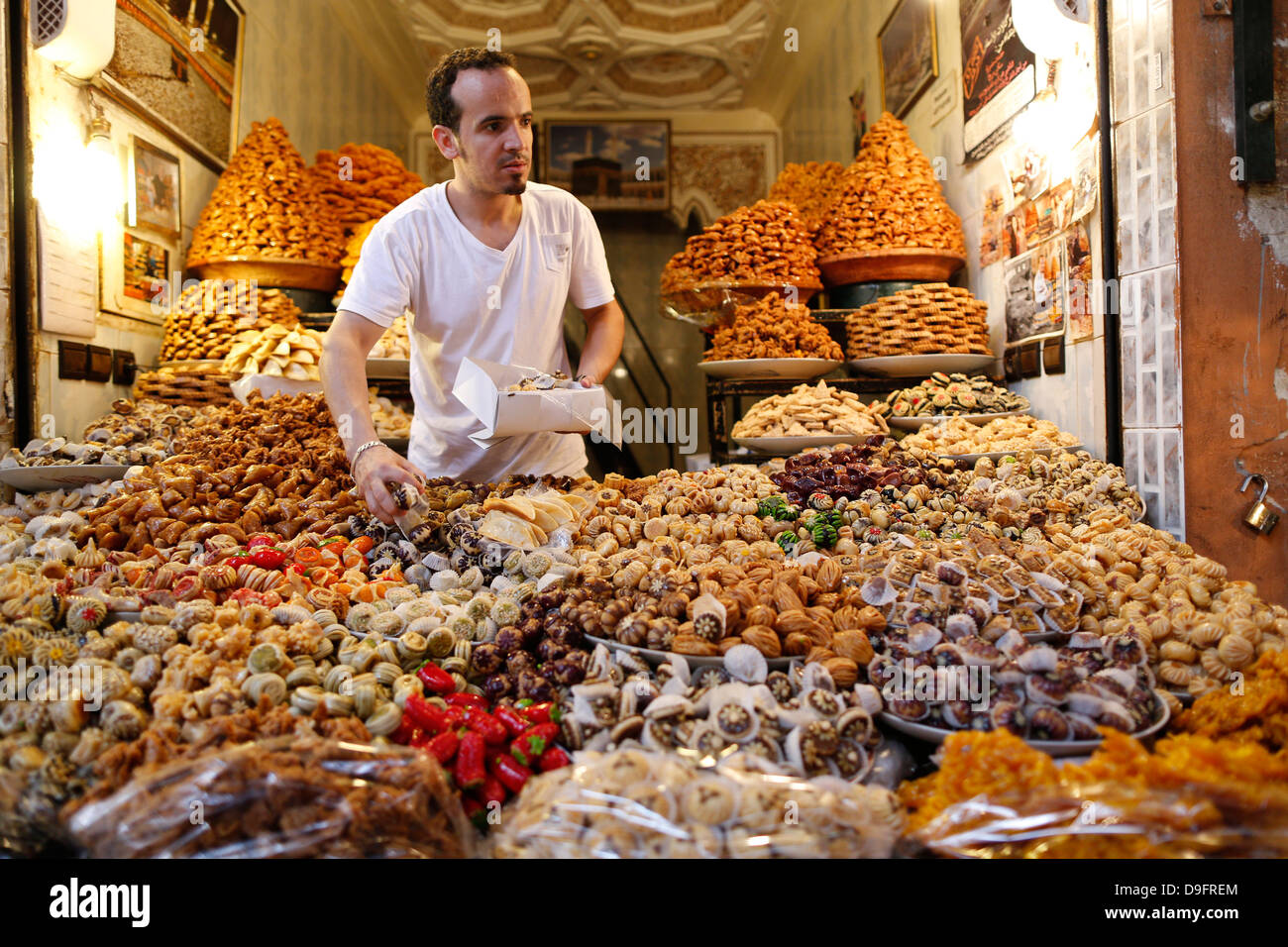 Dulces y Pasteles de puesto en el mercado, Marrakech, Marruecos, África