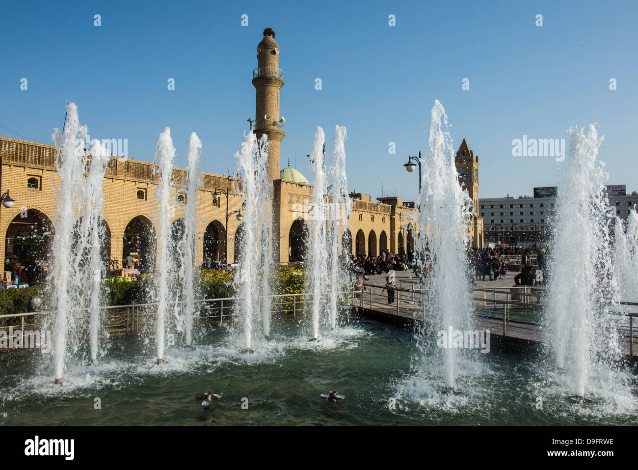 Enorme plaza con fuentes de agua debajo de la ciudadela de Erbil (Hawler), capital de Irak, Kurdistán, Iraq, Oriente Medio Foto de stock