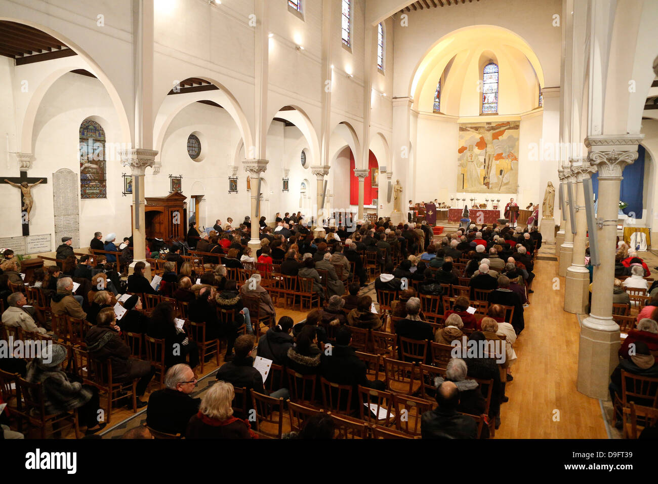 La misa dominical, Villemomble, Seine-St. Denis, Francia Foto de stock