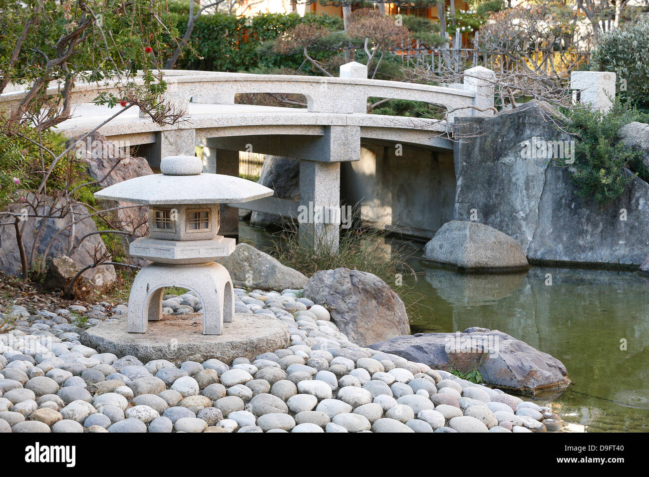 Linternas de piedra, un jardín japonés, Mónaco Foto de stock