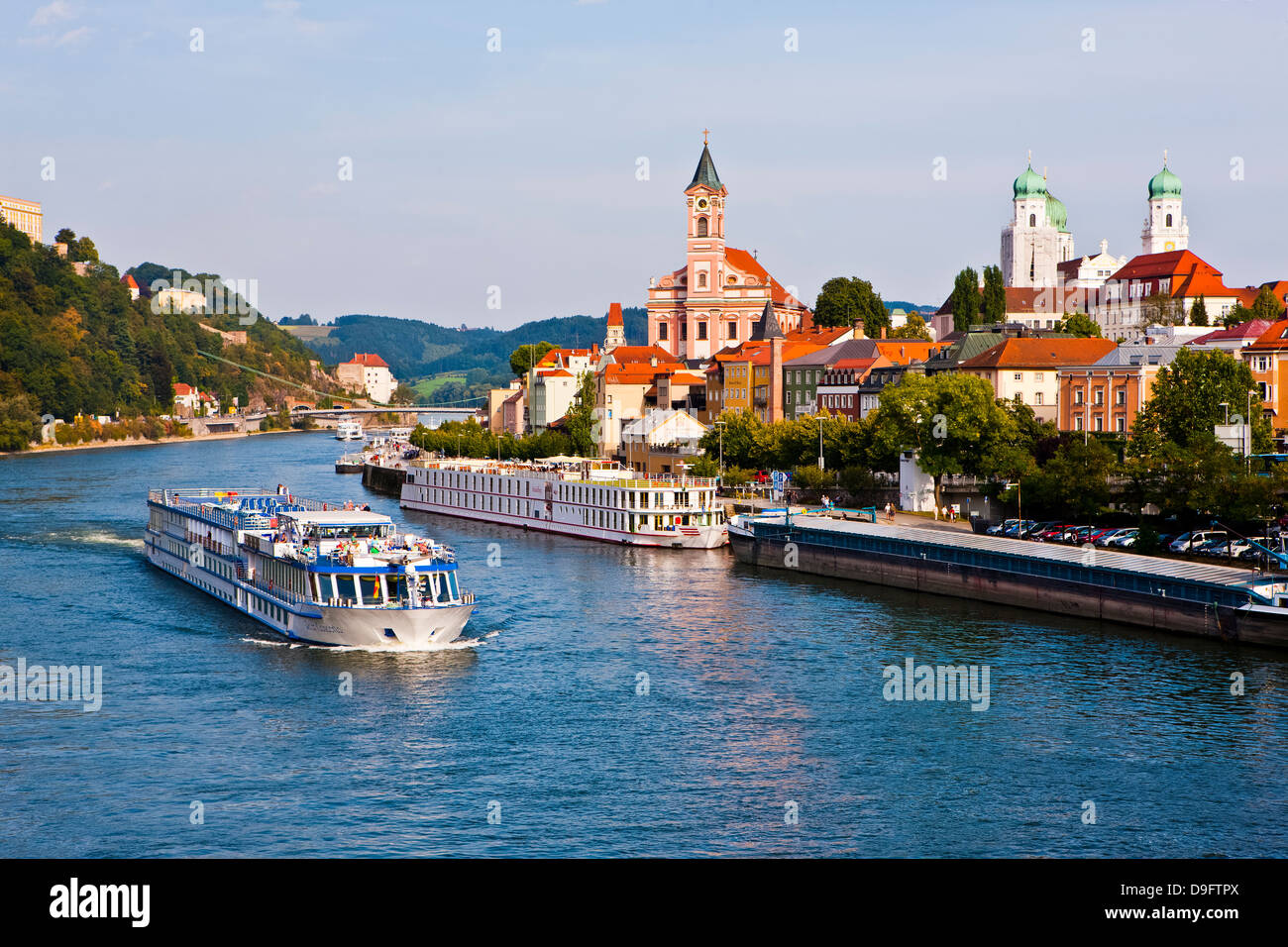 Crucero pasando por el río Danubio, Passau, Baviera, Alemania Foto de stock