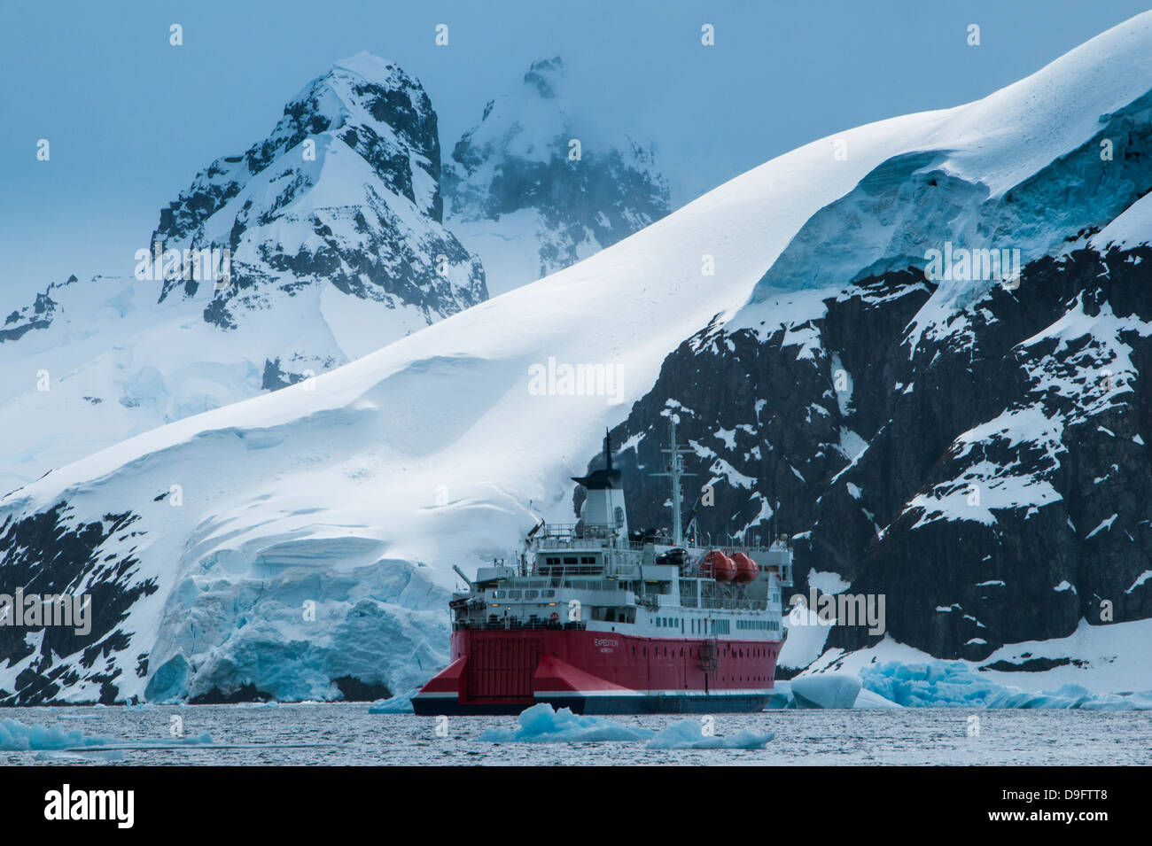 Crucero en frente de los glaciares y campos de hielo de la Antártida, la isla Danco, regiones polares Foto de stock