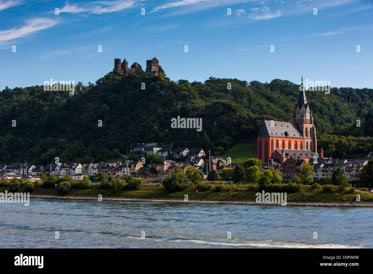 Castillo Stahleck por encima de la aldea de Bacharach en el valle del Rin, Renania-Palatinado, Alemania Foto de stock