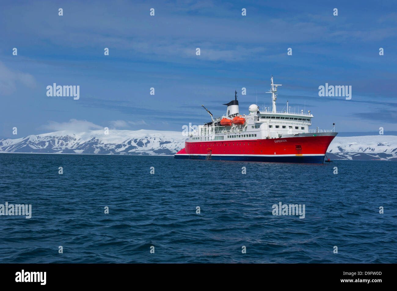 Anclaje de cruceros en el cráter volcánico de la Isla Decepción, Islas Shetland del Sur, Antártida, las regiones polares Foto de stock