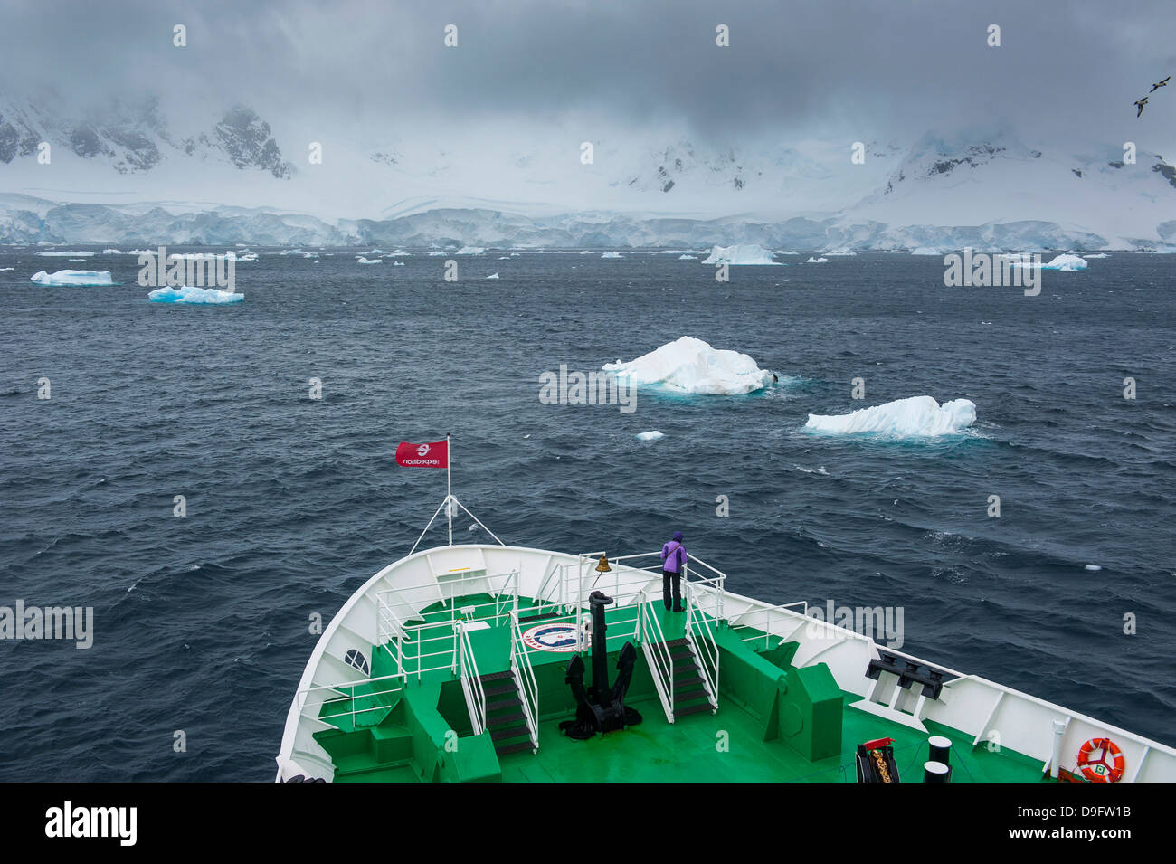 Nubes oscuras sobre las montañas y los glaciares de Puerto Lockroy Research Station, la Antártica, regiones polares Foto de stock