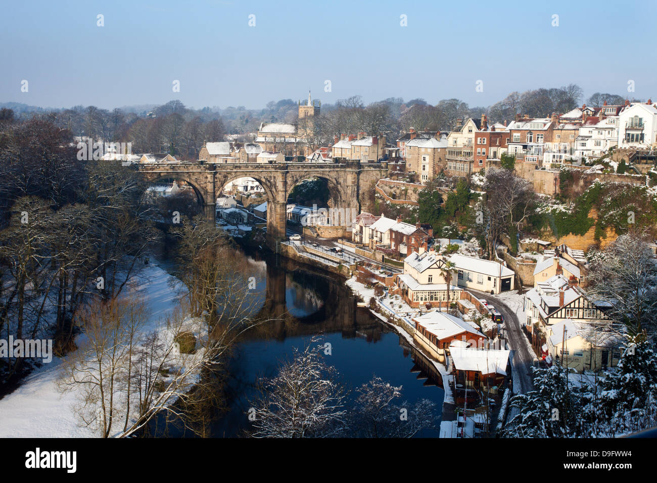 Viaducto Ferroviario sobre el Nidd en Knaresborough en invierno, Yorkshire, Inglaterra, Reino Unido. Foto de stock