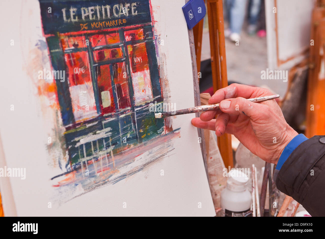 Un artista callejero en el trabajo en la famosa Place du Tertre en Montmartre, Paris, Francia Foto de stock