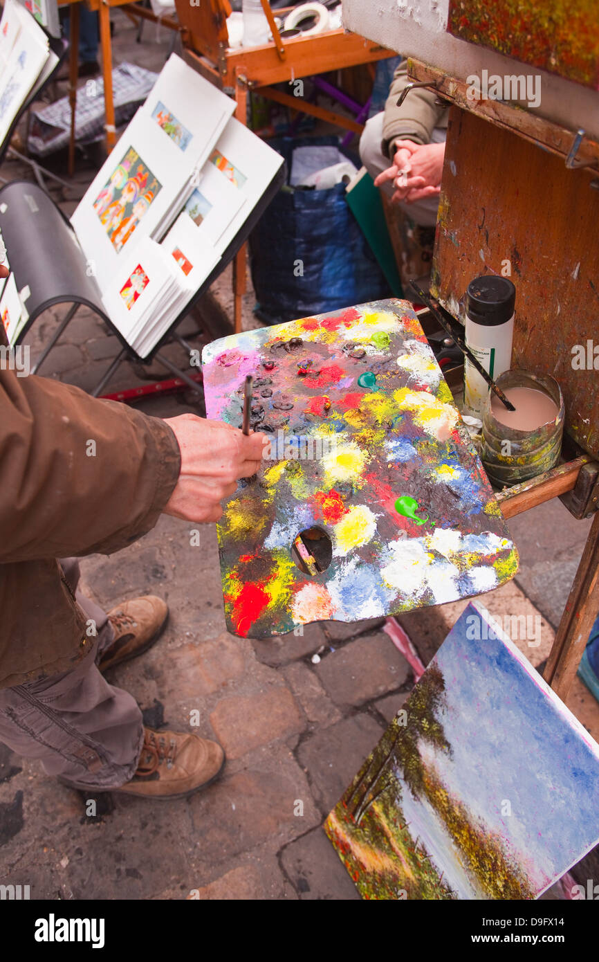 Un artista callejero en el trabajo en la famosa Place du Tertre en Montmartre, Paris, Francia Foto de stock