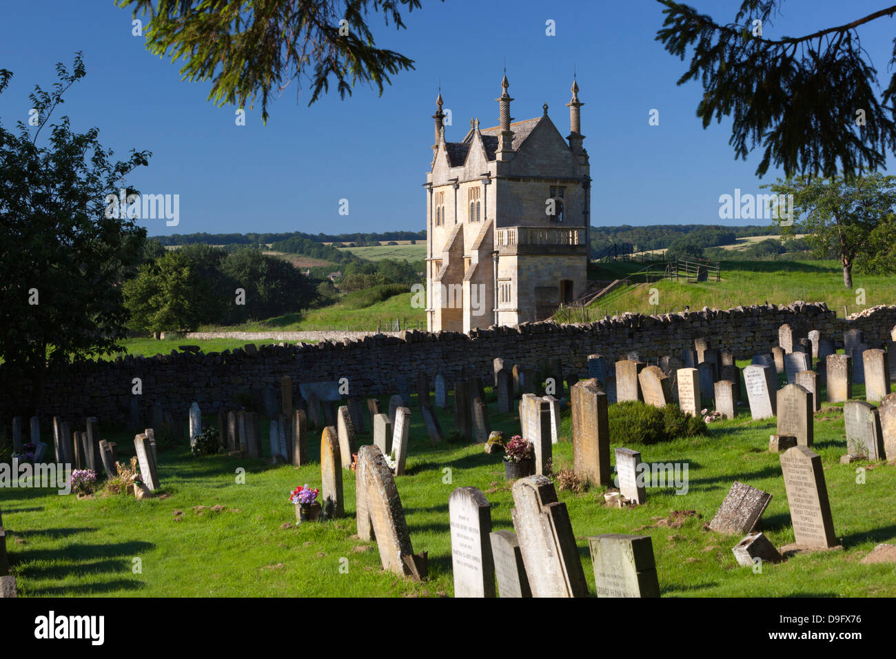 Cementerio de San James y lodge jacobea, Chipping Campden, Gloucestershire, Cotswolds, Inglaterra, Reino Unido. Foto de stock