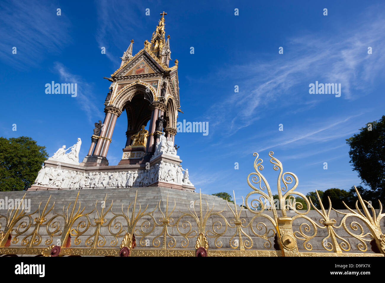 El Albert Memorial, los Jardines de Kensington, Londres, Inglaterra, Reino Unido. Foto de stock