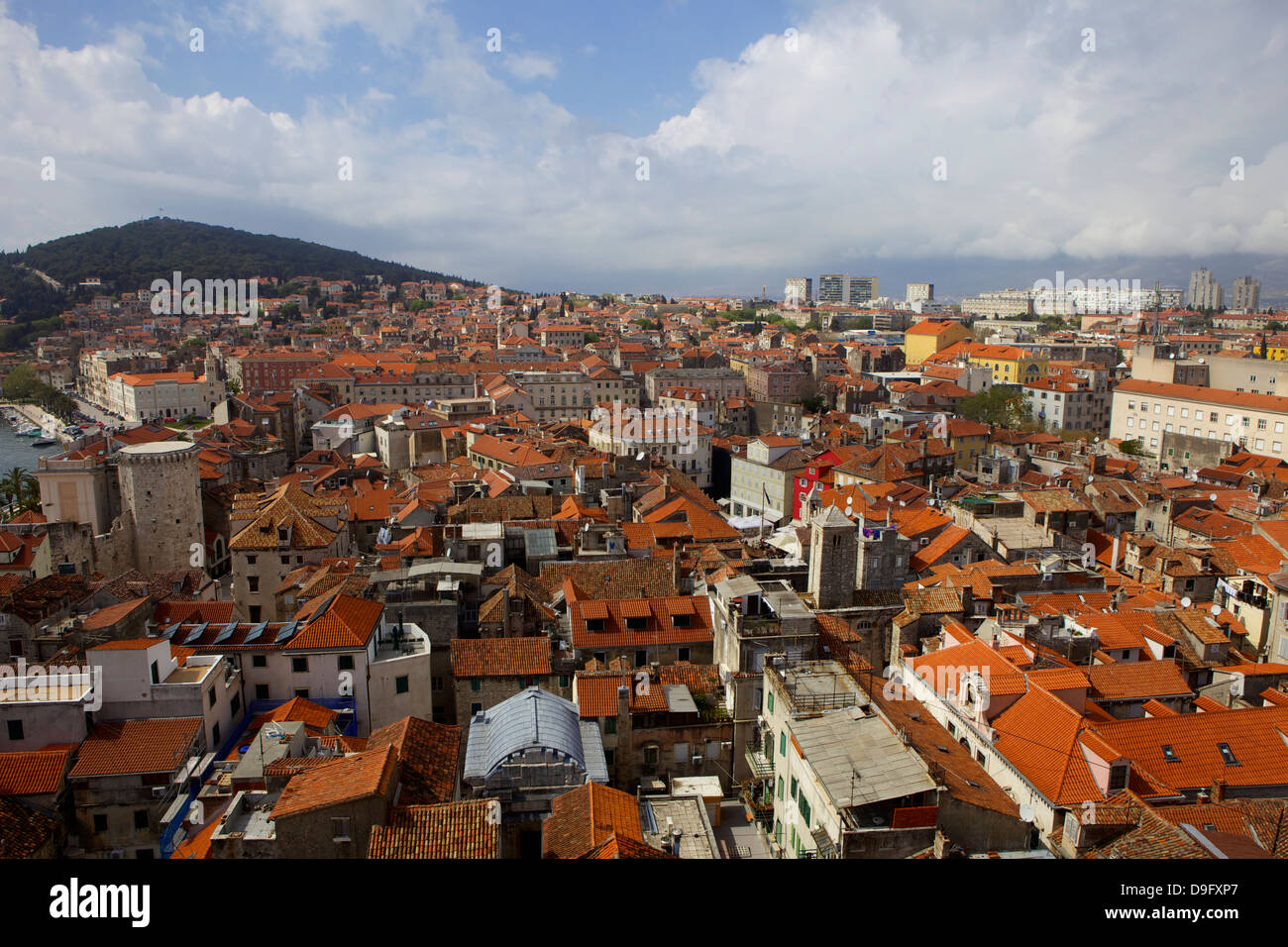 Vista desde el Campanile de la catedral de san Domnio, dividir la costa Dálmata, Croacia Foto de stock