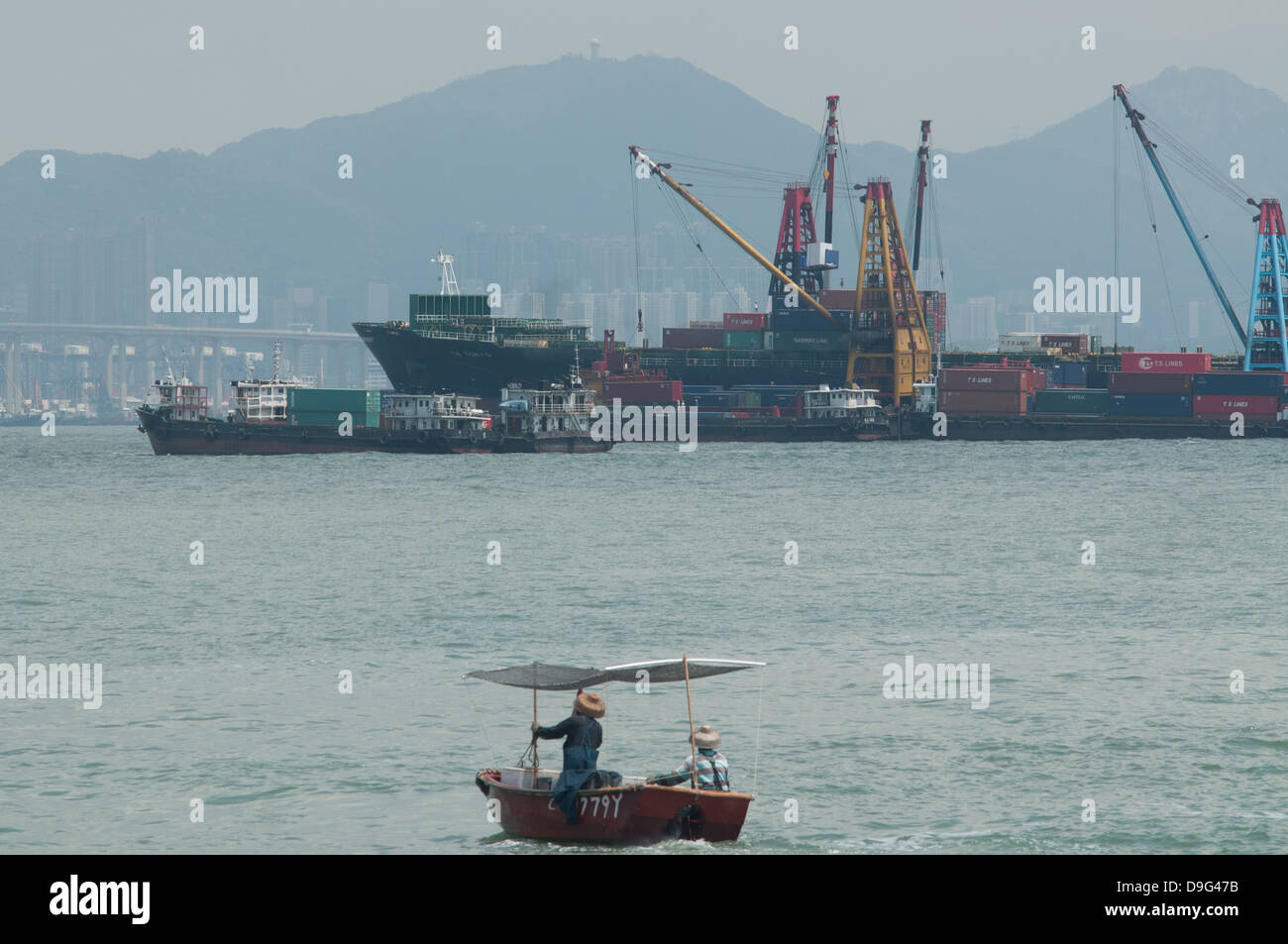 Los pescadores en el concurrido puerto de Hong Kong intentan ganarse la vida. Pêcheurs dans le Port de Hong Kong essaient de gagner leurs vies. Foto de stock
