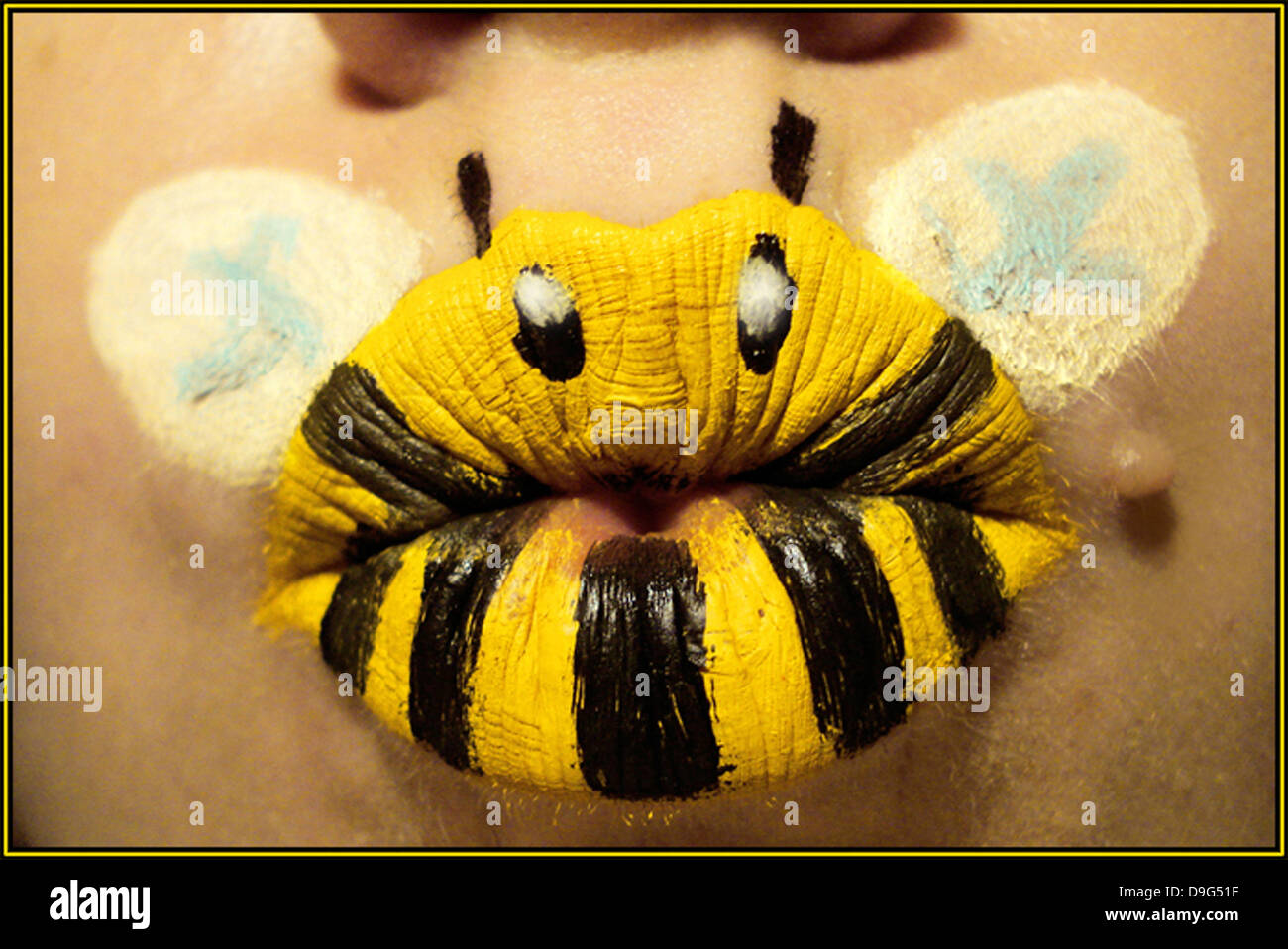 Bumble Bee labiales Animal artista Paige Thompson descubrió algunos viejos Halloween  maquillaje, arrugadas delante del espejo y pintado animales sorprendentes  diseños en sus labios. El 21-año-viejo tejano, llevaba media hora delante  del