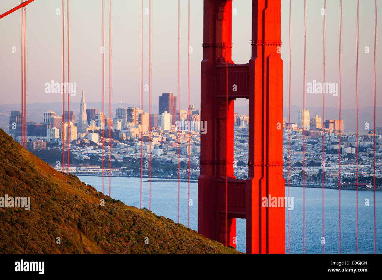 Una vista al atardecer a través del Puente Golden Gate hacia el centro de San Francisco. En California, Estados Unidos. Foto de stock