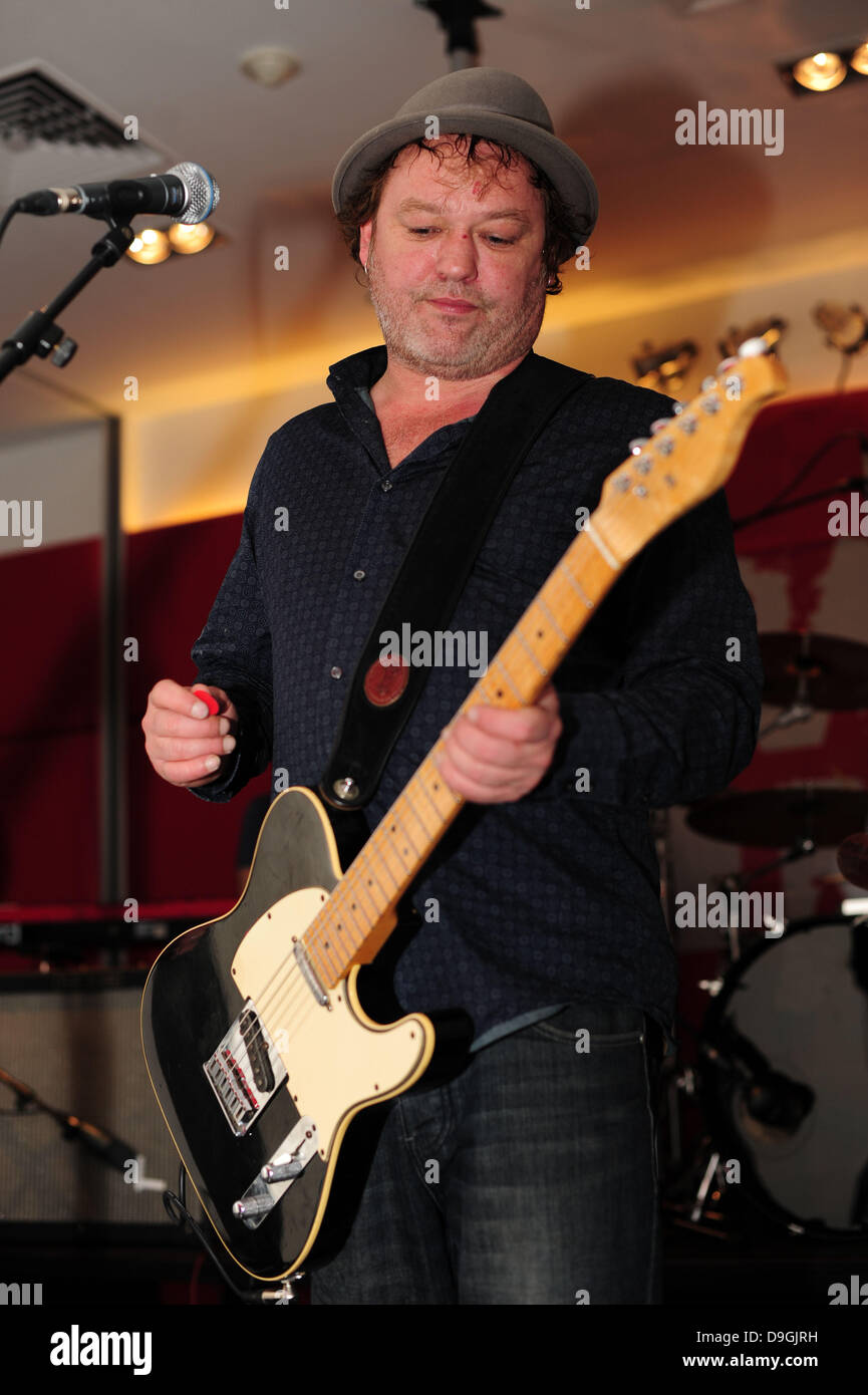 Mark Chadwick (voz, guitarra, armónica) para los niveladores