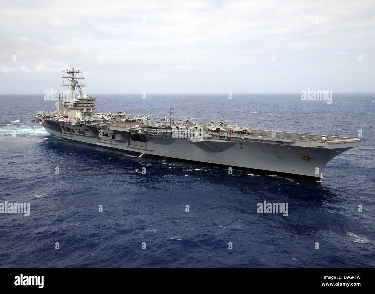 Océano Pacífico, 25 de junio de 2012 - el portaaviones USS Nimitz transita por el Océano Pacífico. Foto de stock